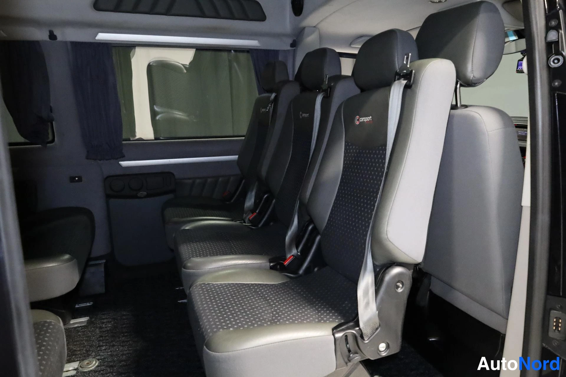 Musta Volkswagen Transporter 2015, takaistuimet, kuva 14