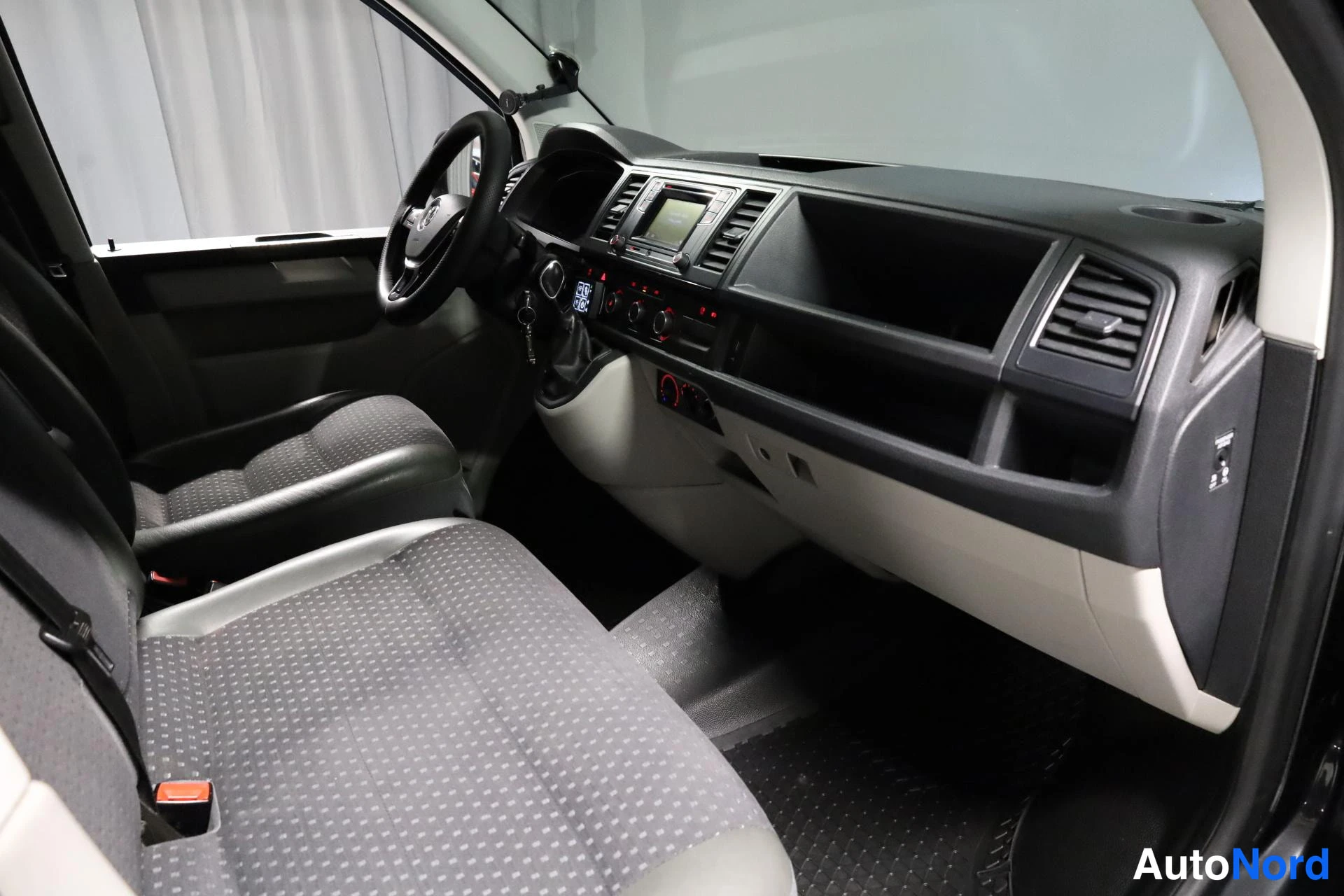 Musta Volkswagen Transporter 2015, ohjaamo, kuva 9