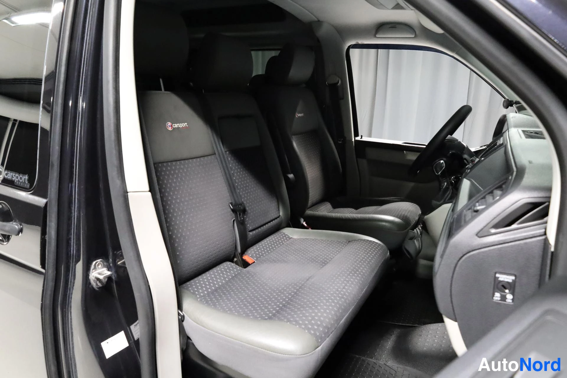 Musta Volkswagen Transporter 2015, etuistuimet, kuva 12