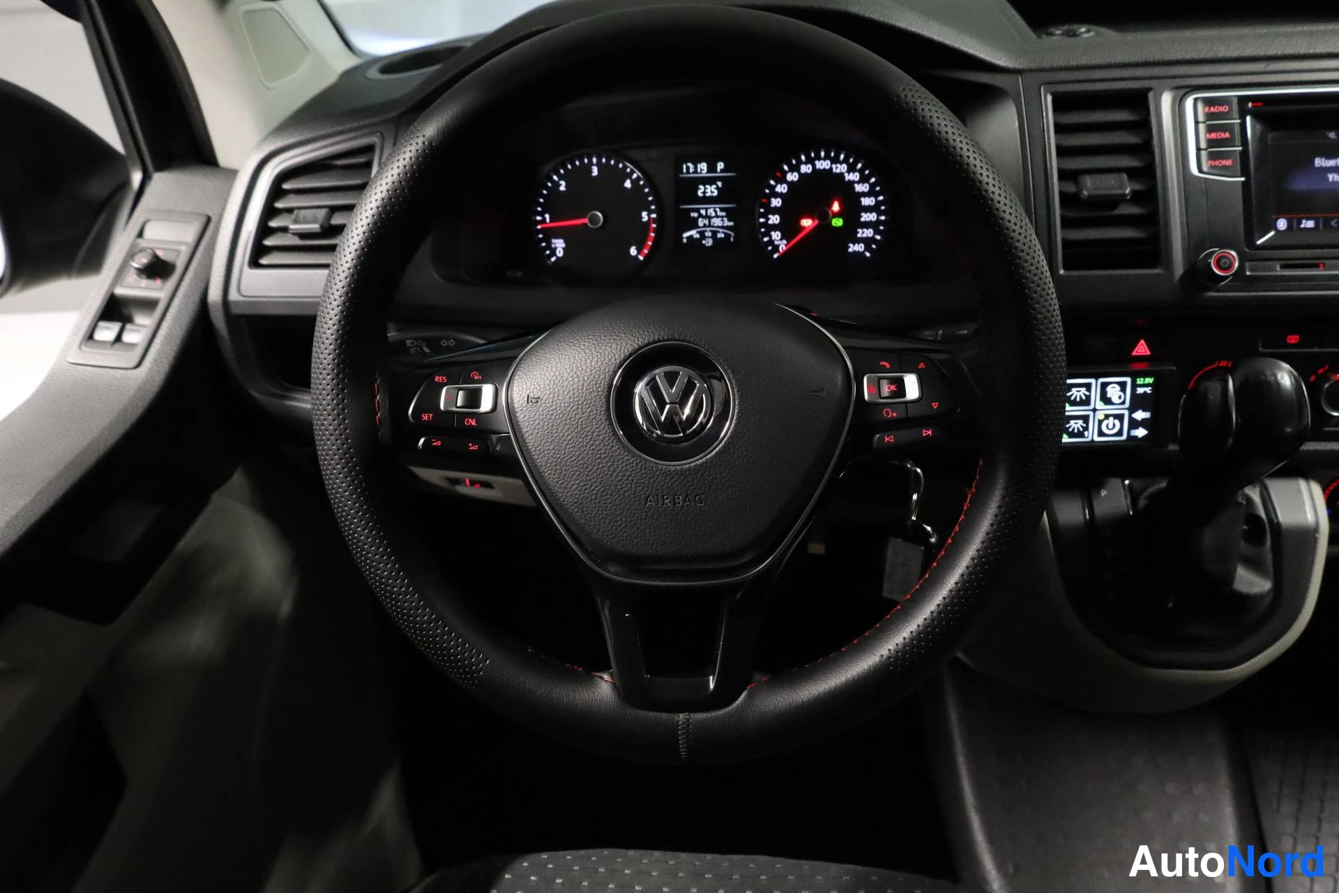 Musta Volkswagen Transporter 2015, yksityiskohta, kuva 18