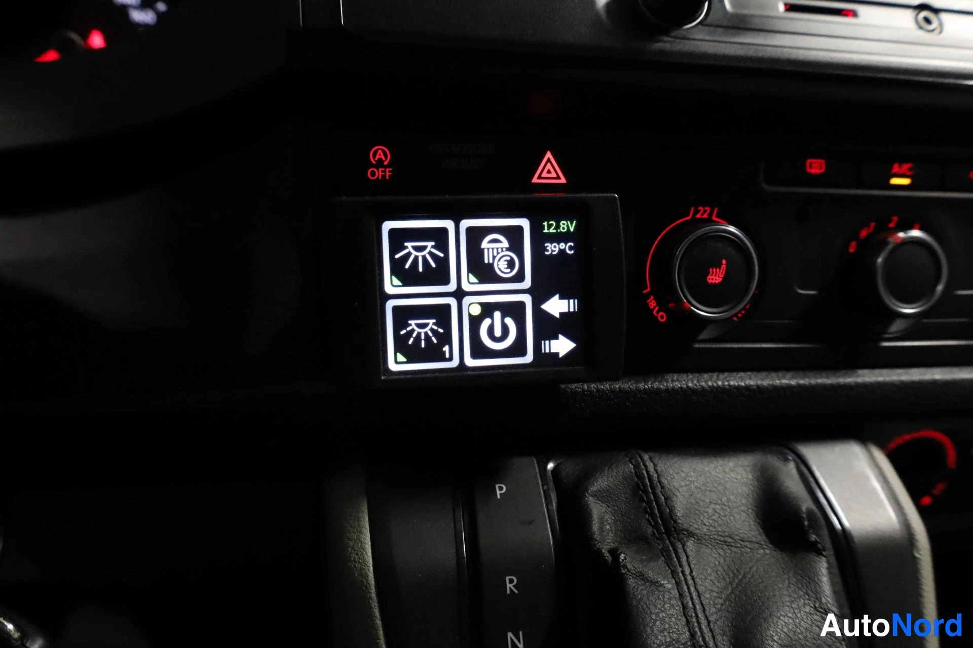 Musta Volkswagen Transporter 2015, yksityiskohta, kuva 22