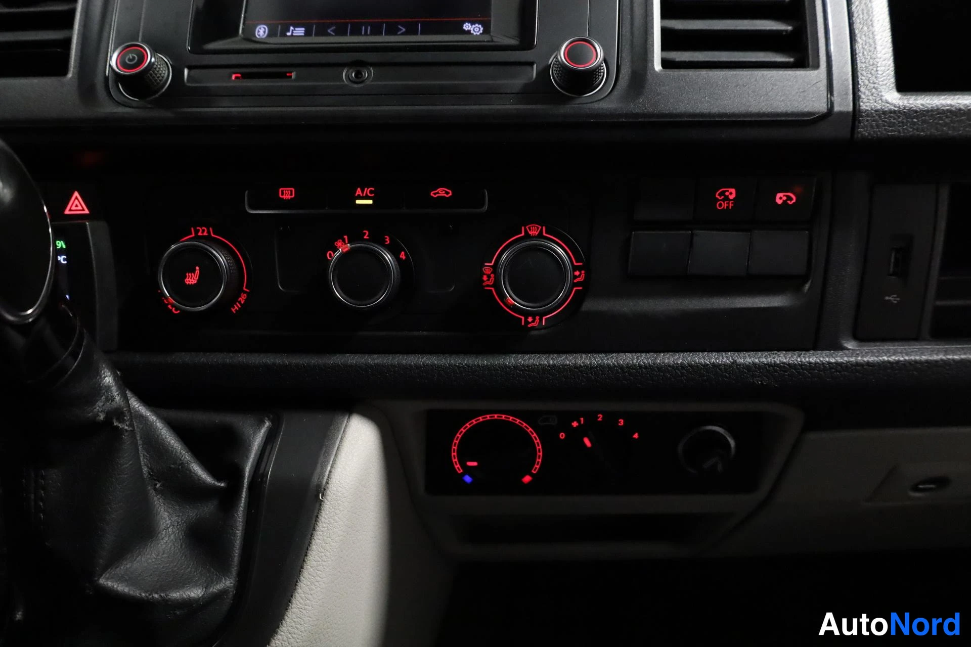 Musta Volkswagen Transporter 2015, yksityiskohta, kuva 23
