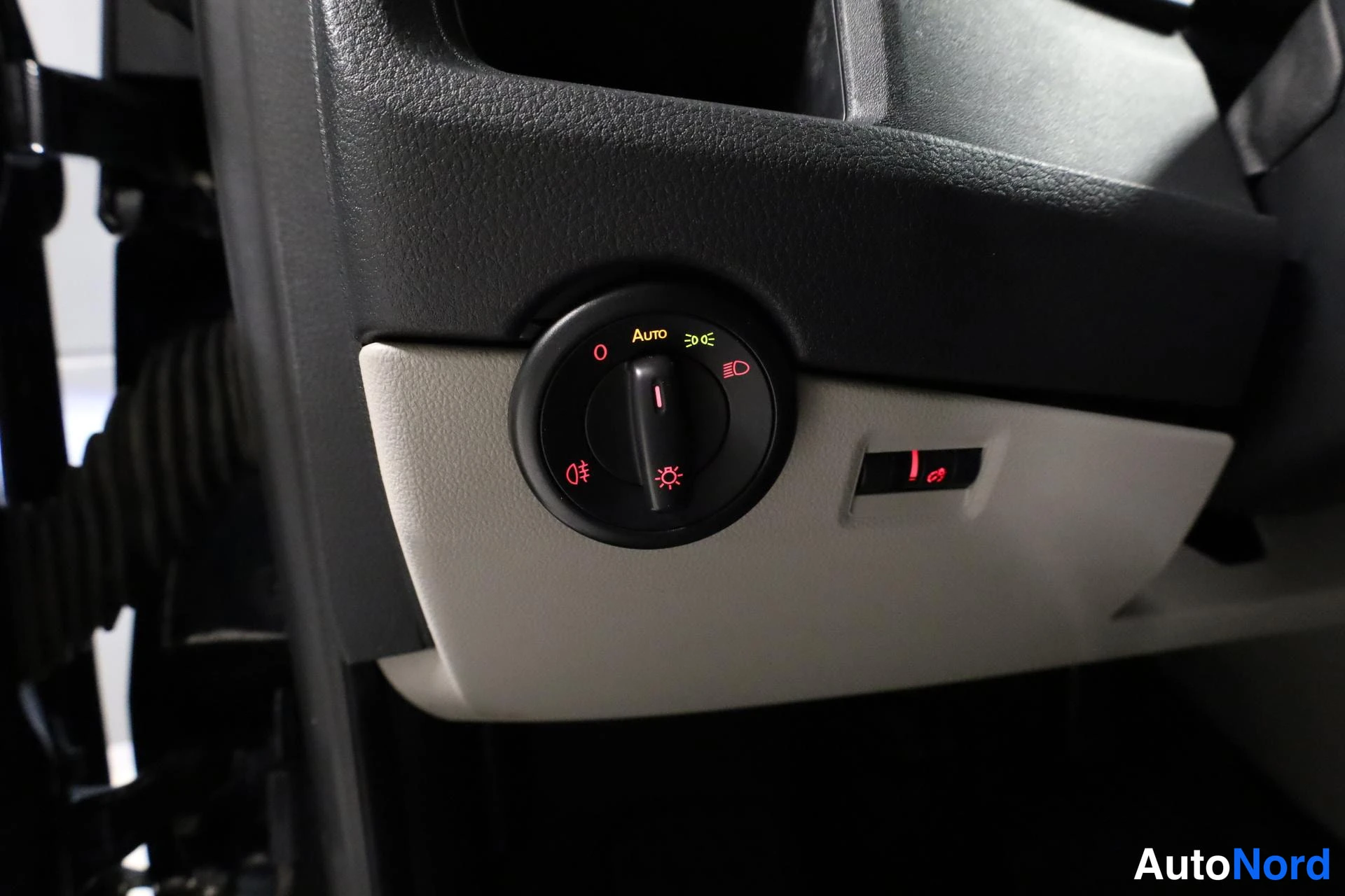 Musta Volkswagen Transporter 2015, yksityiskohta, kuva 25