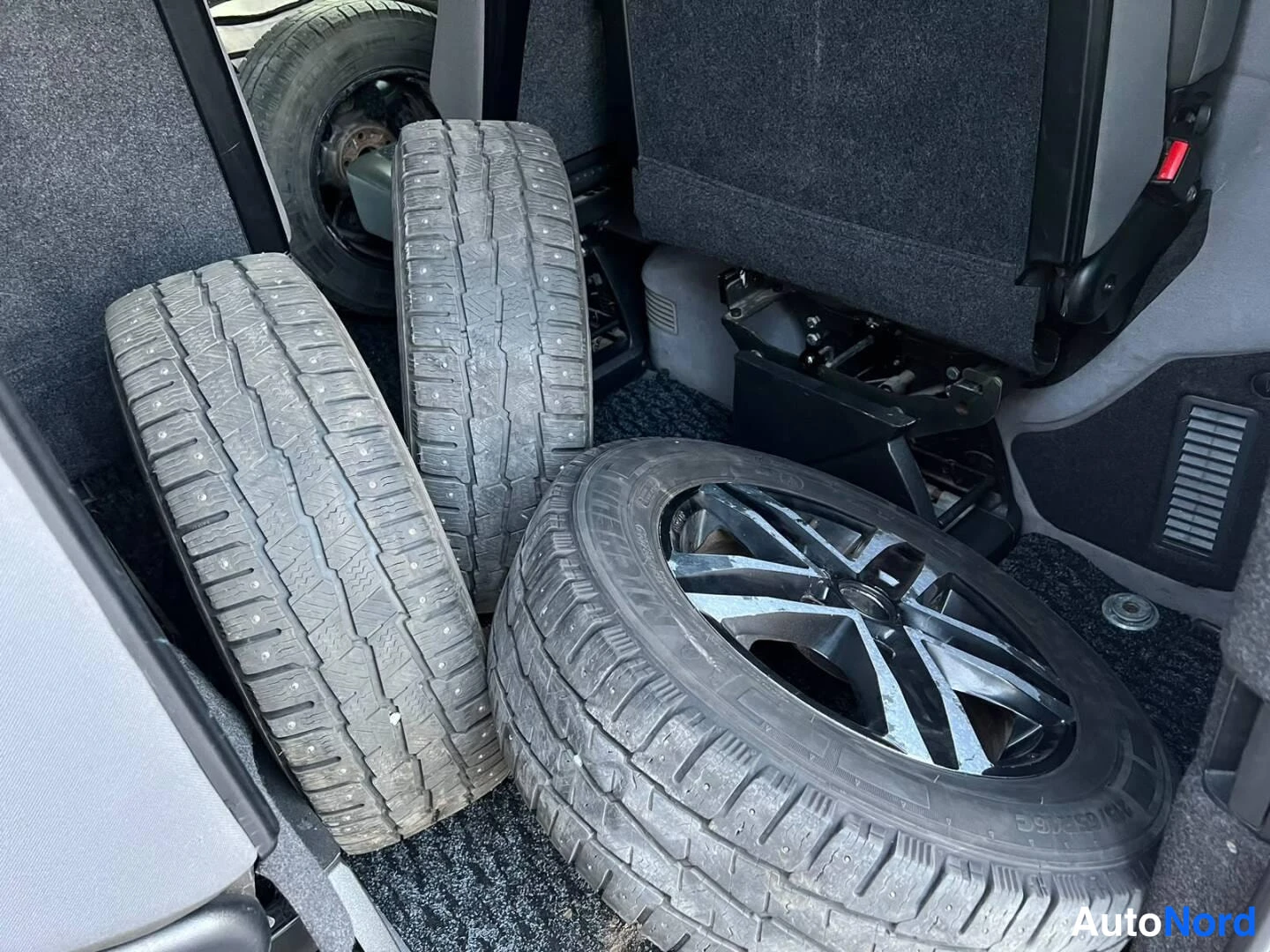 Musta Volkswagen Transporter 2015, tavaratila, kuva 15