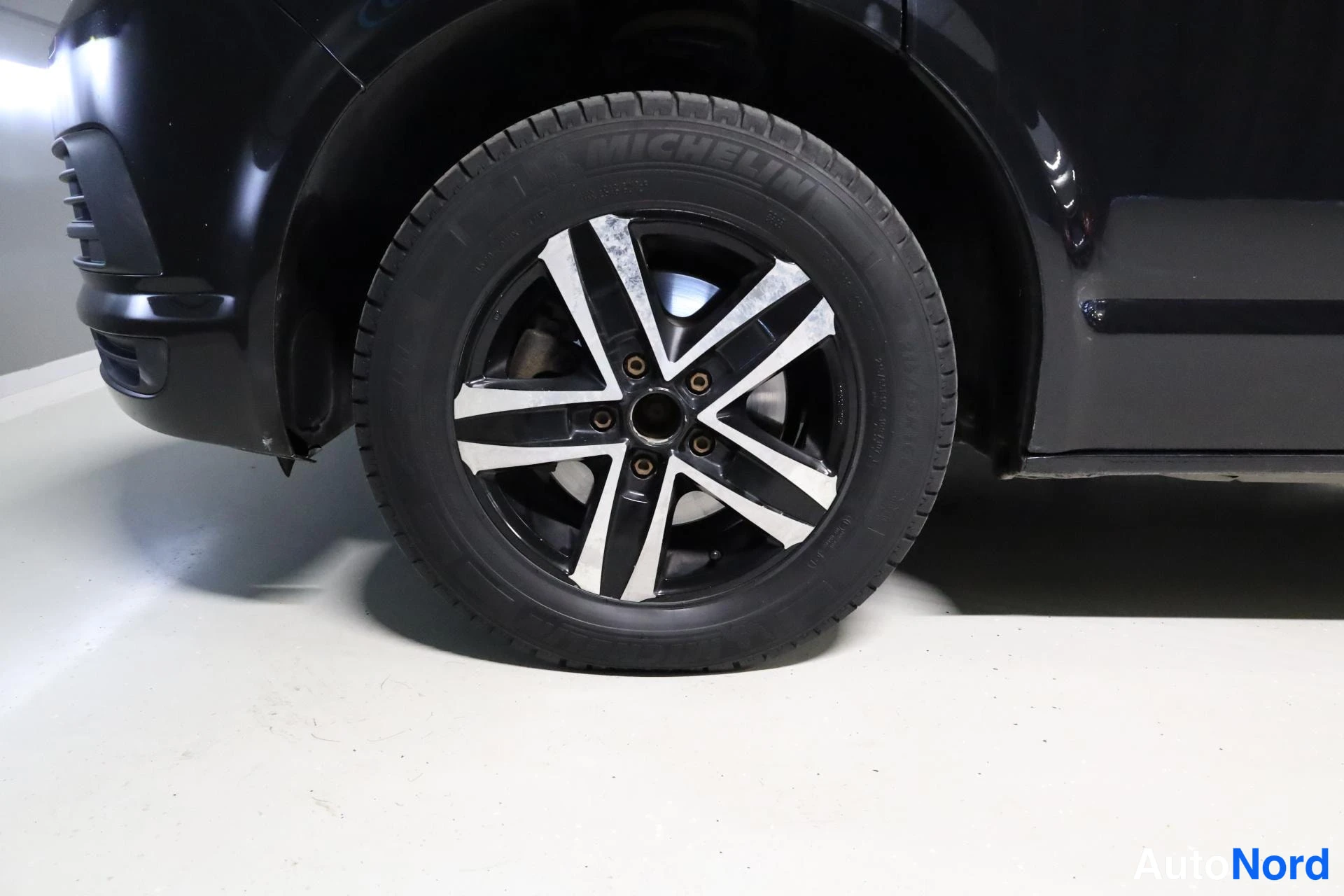 Musta Volkswagen Transporter 2015, yksityiskohta, kuva 28