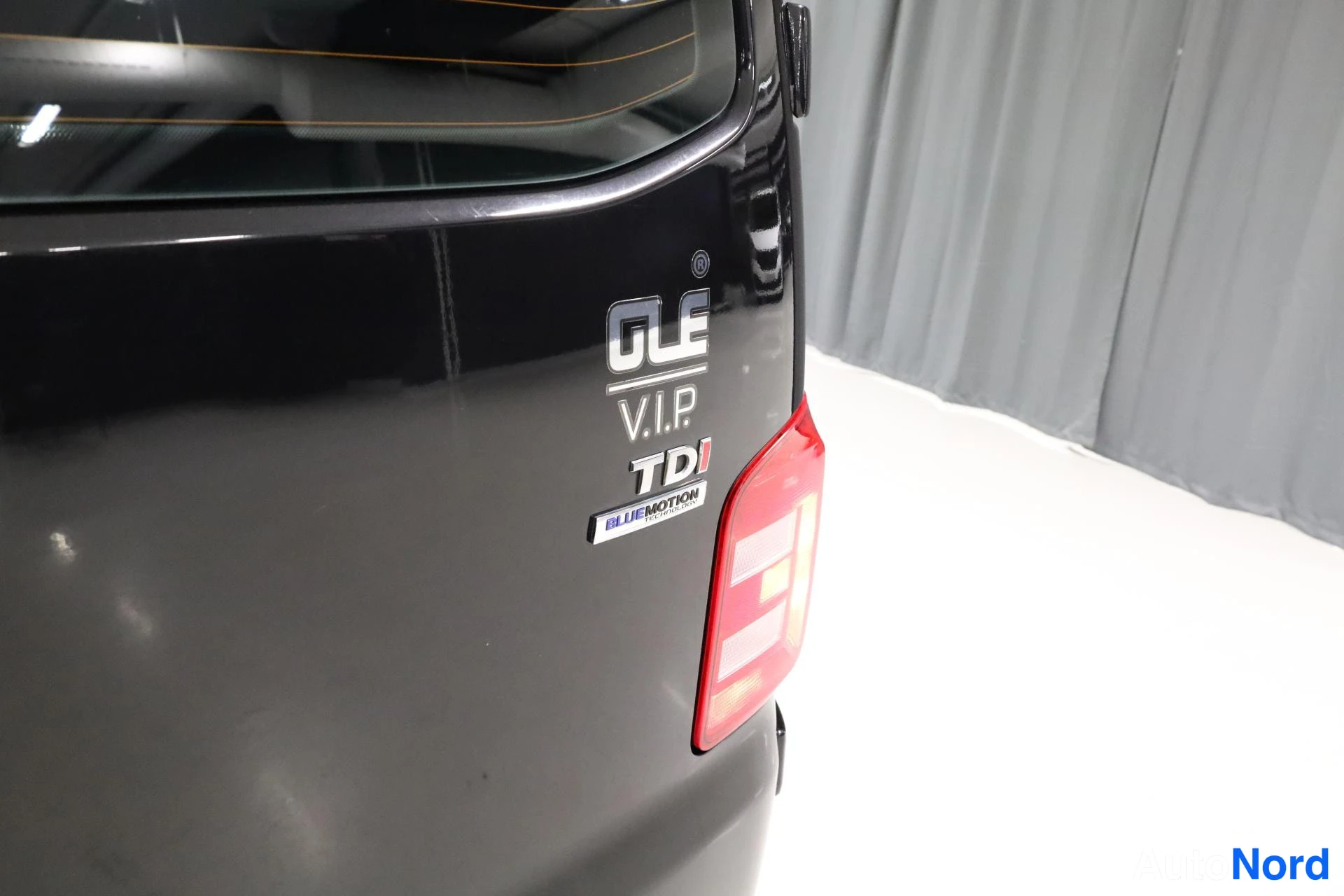 Musta Volkswagen Transporter 2015, yksityiskohta, kuva 17
