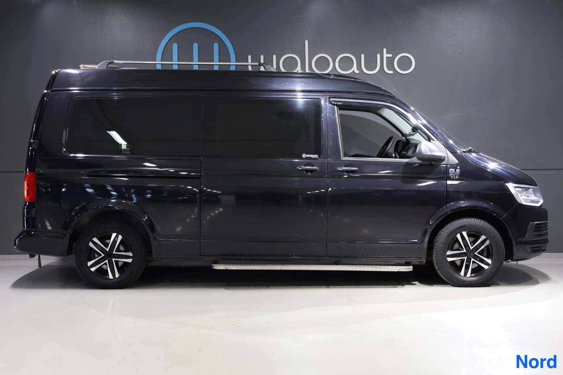 Musta Volkswagen Transporter 2015, etuviisto, keula oikealle, kuva 3