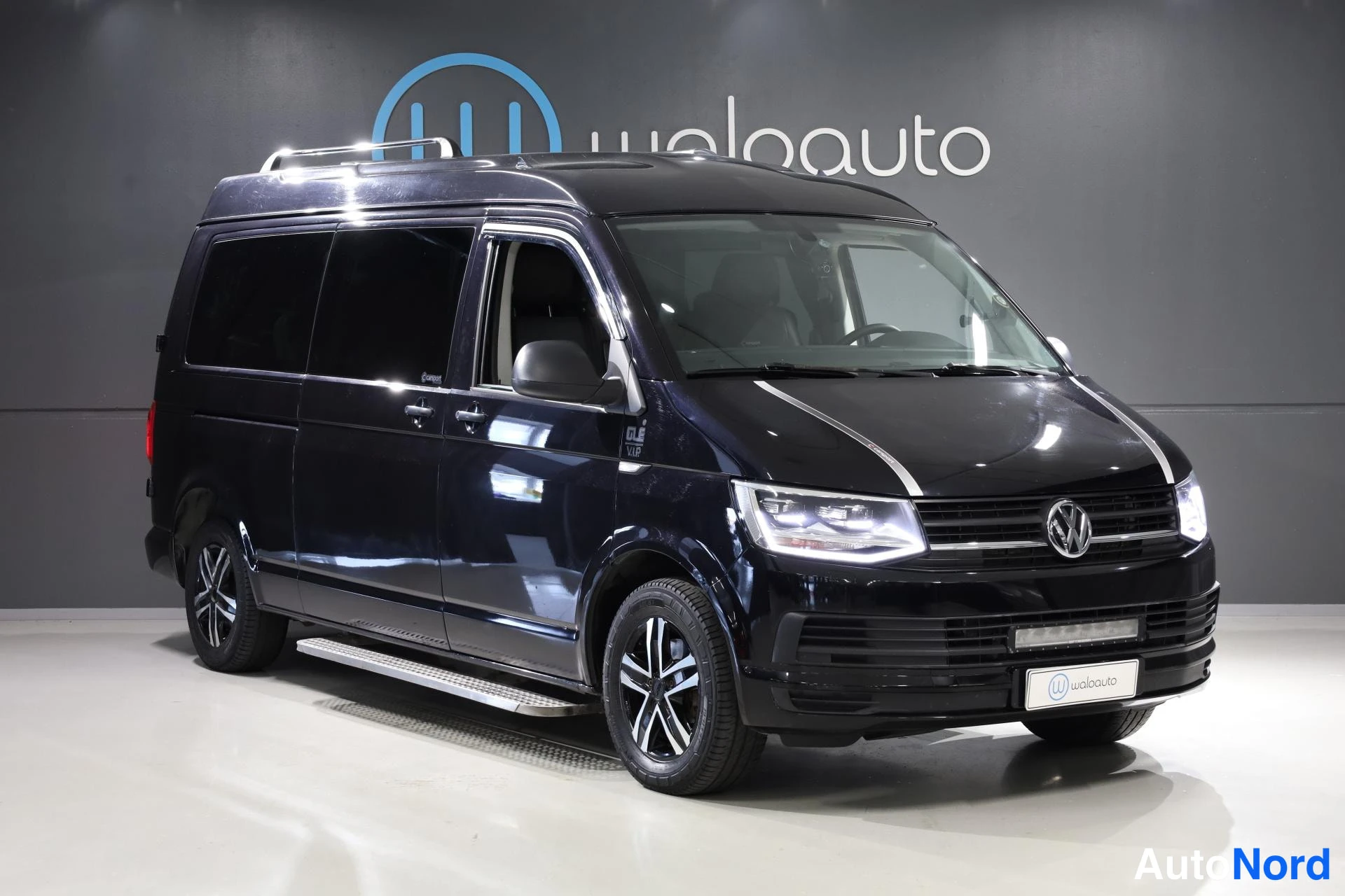 Musta Volkswagen Transporter 2015, etuviisto, keula oikealle, kuva 4