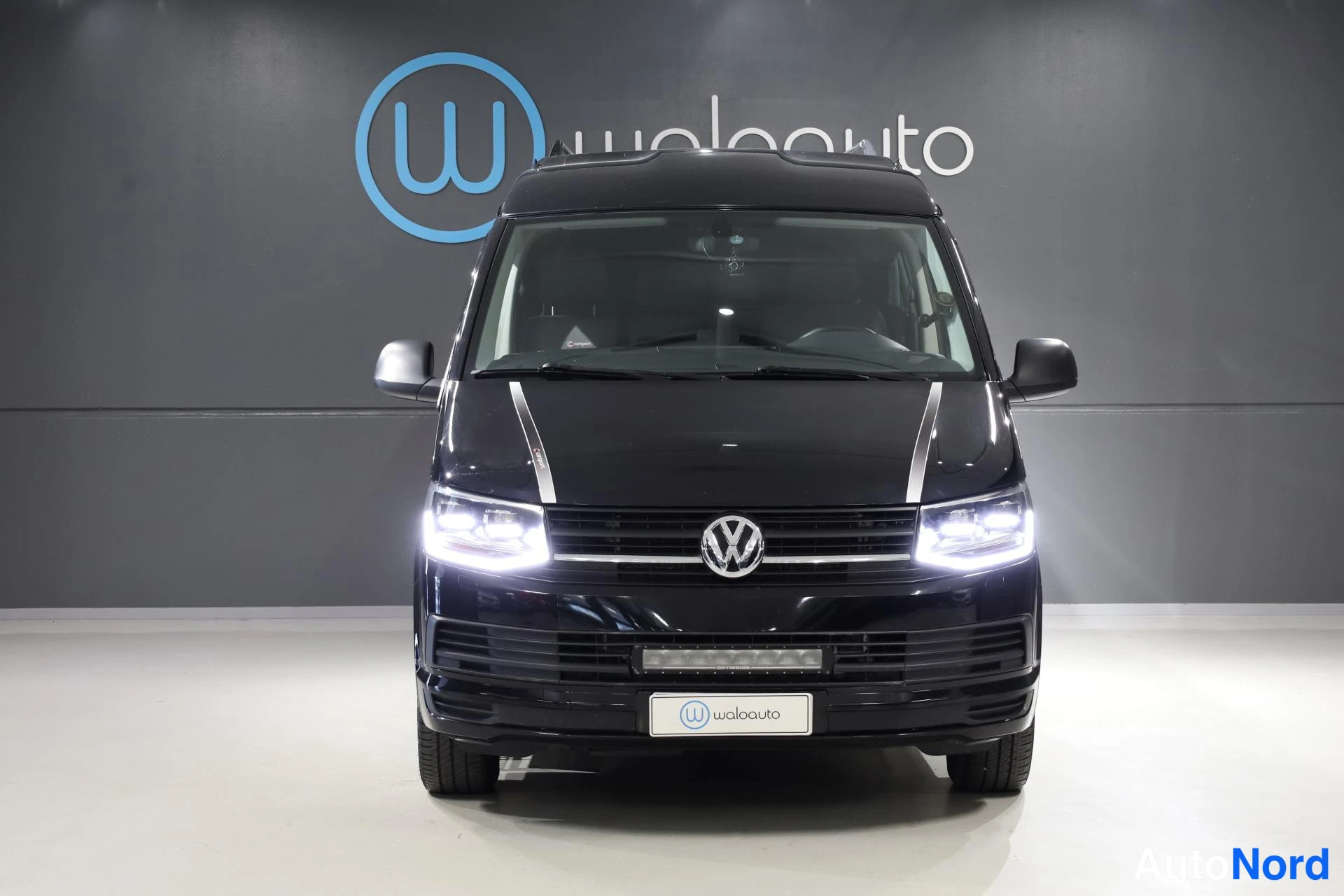 Musta Volkswagen Transporter 2015, edestä, kuva 5