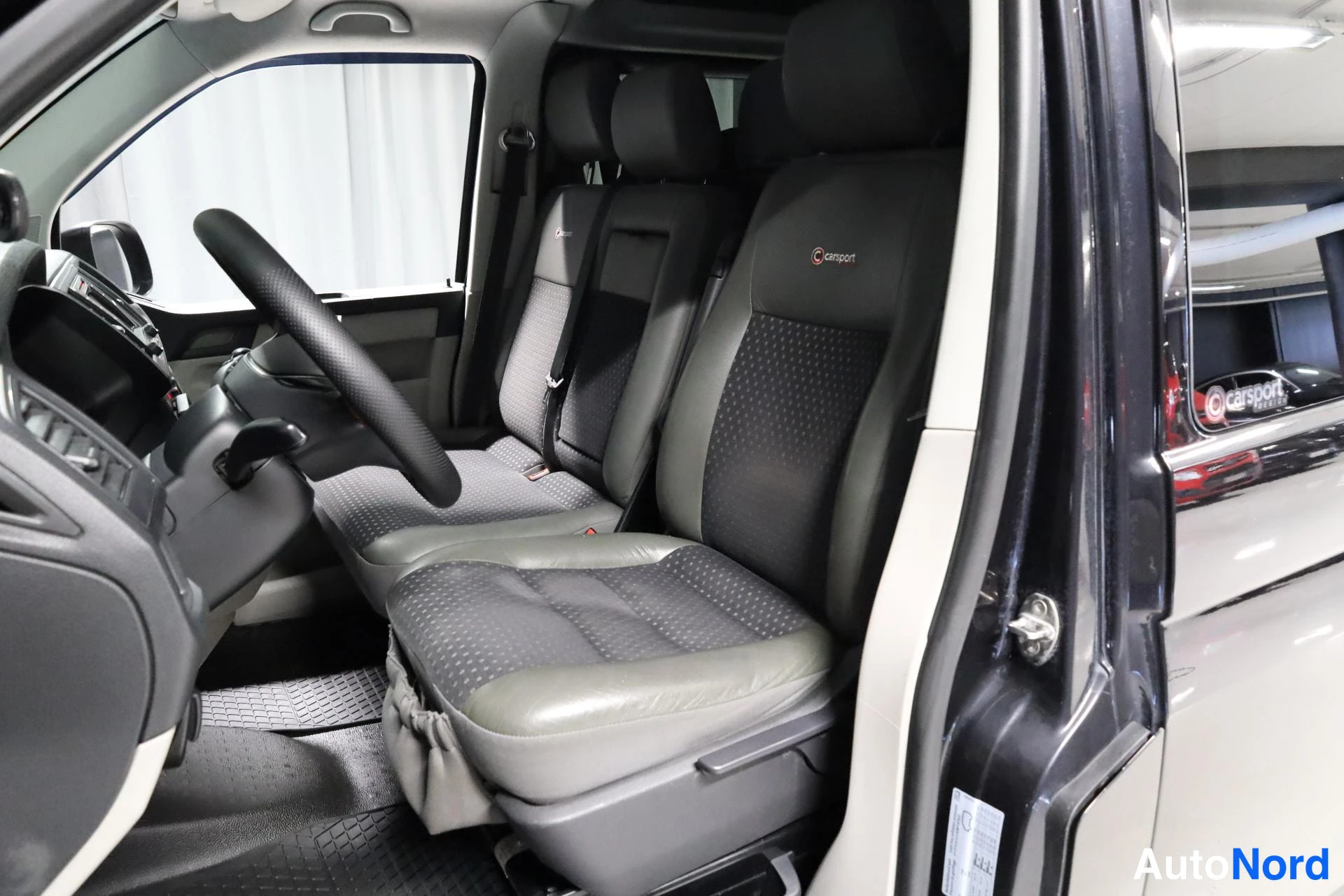 Musta Volkswagen Transporter 2015, etuistuimet, kuva 11