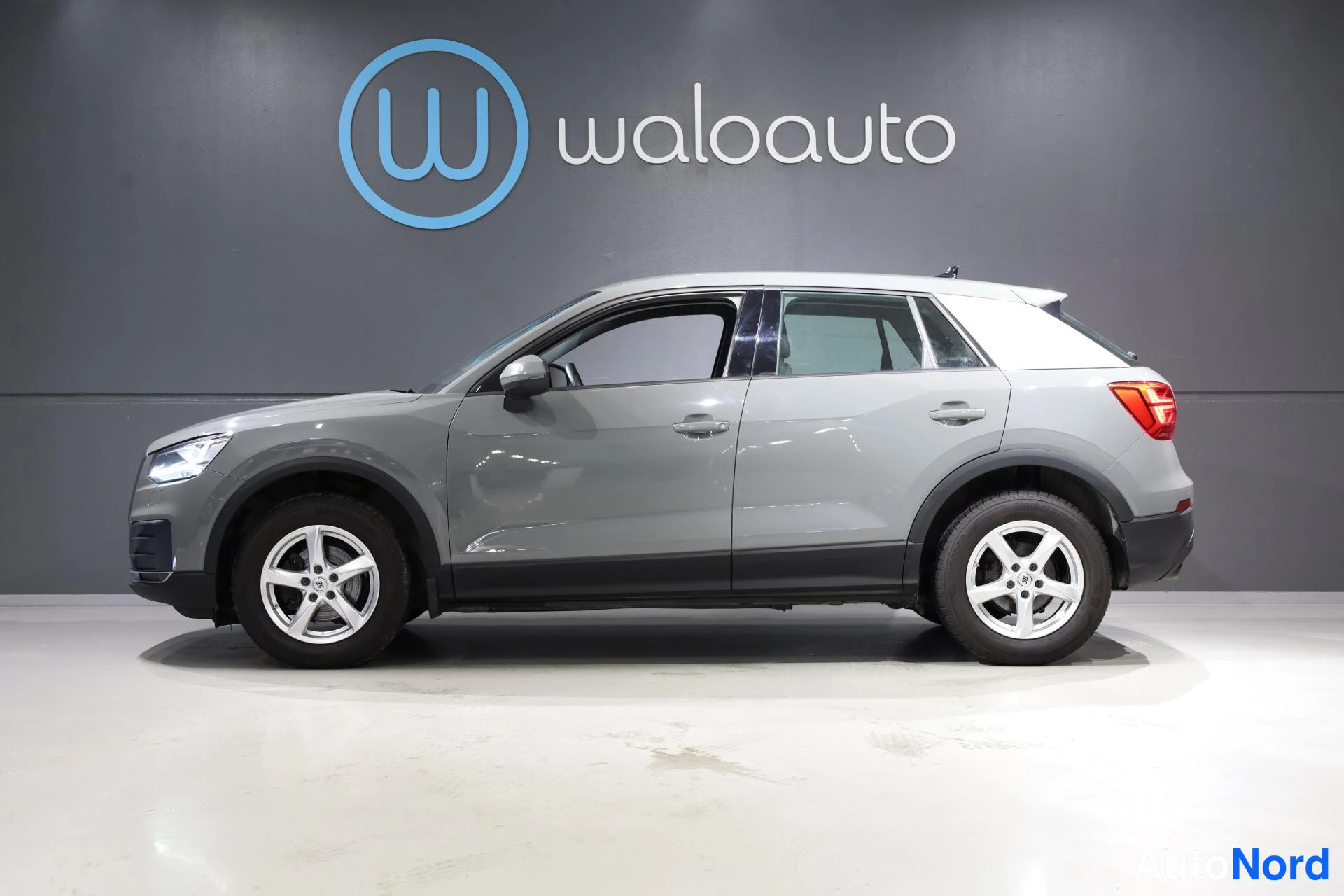 Harmaa Audi Q2 2019, etuviisto, keula vasemmalle, kuva 2