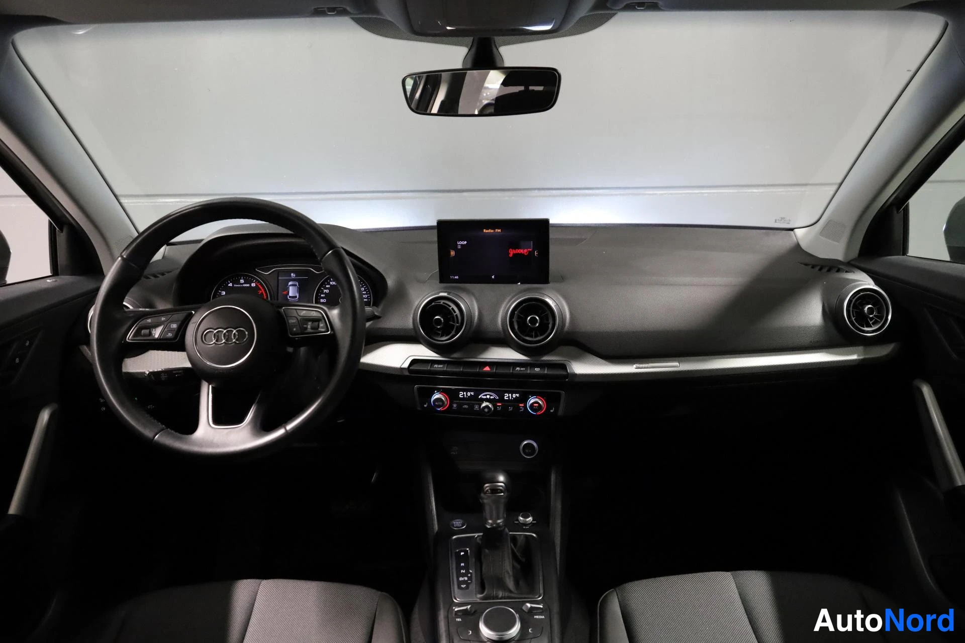 Harmaa Audi Q2 2019, ohjaamo, kuva 10