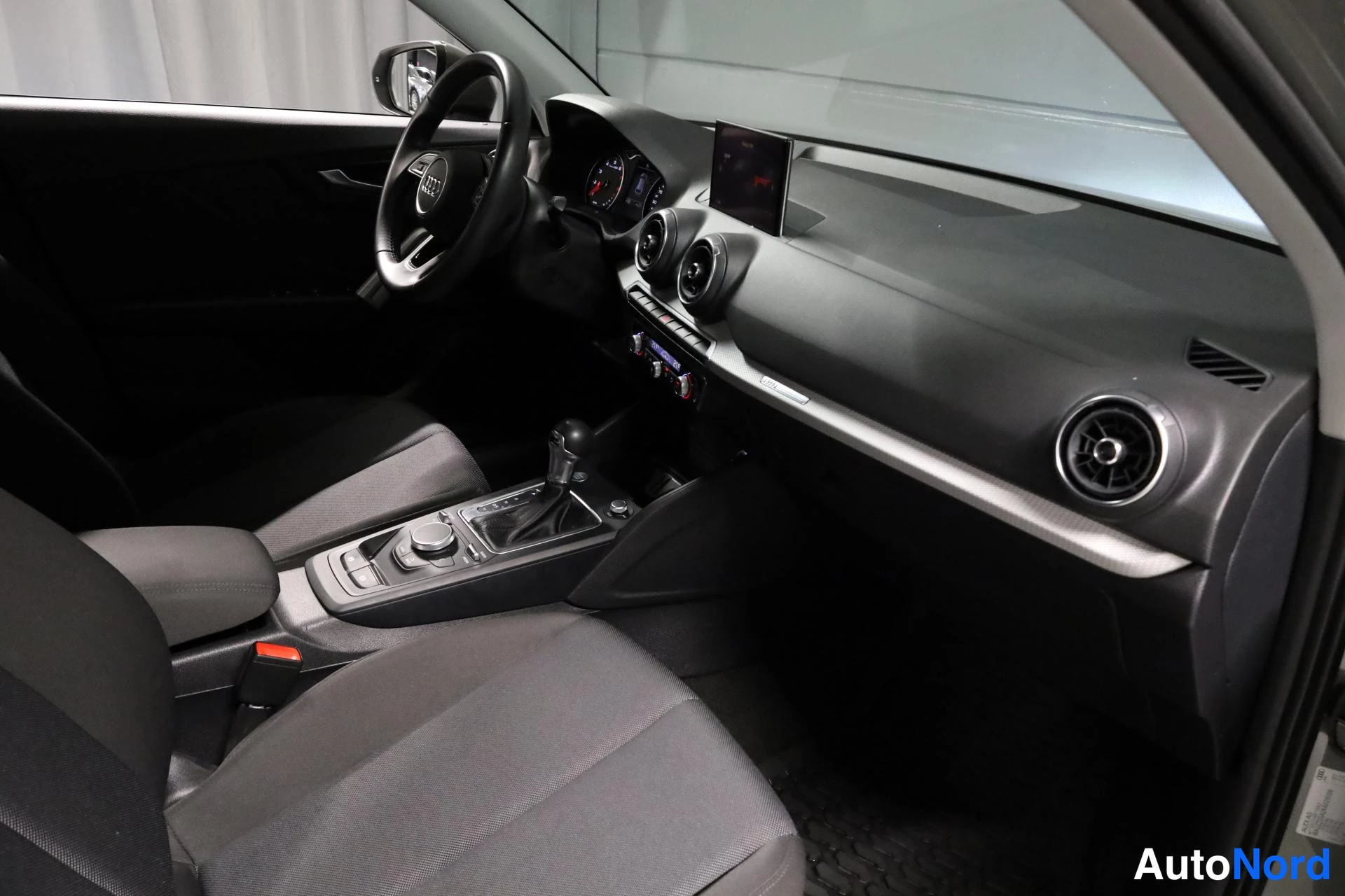 Harmaa Audi Q2 2019, ohjaamo, kuva 11