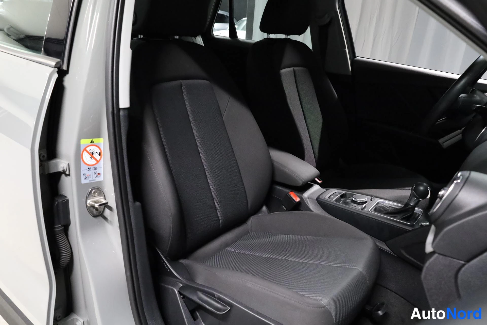 Harmaa Audi Q2 2019, etuistuimet, kuva 14