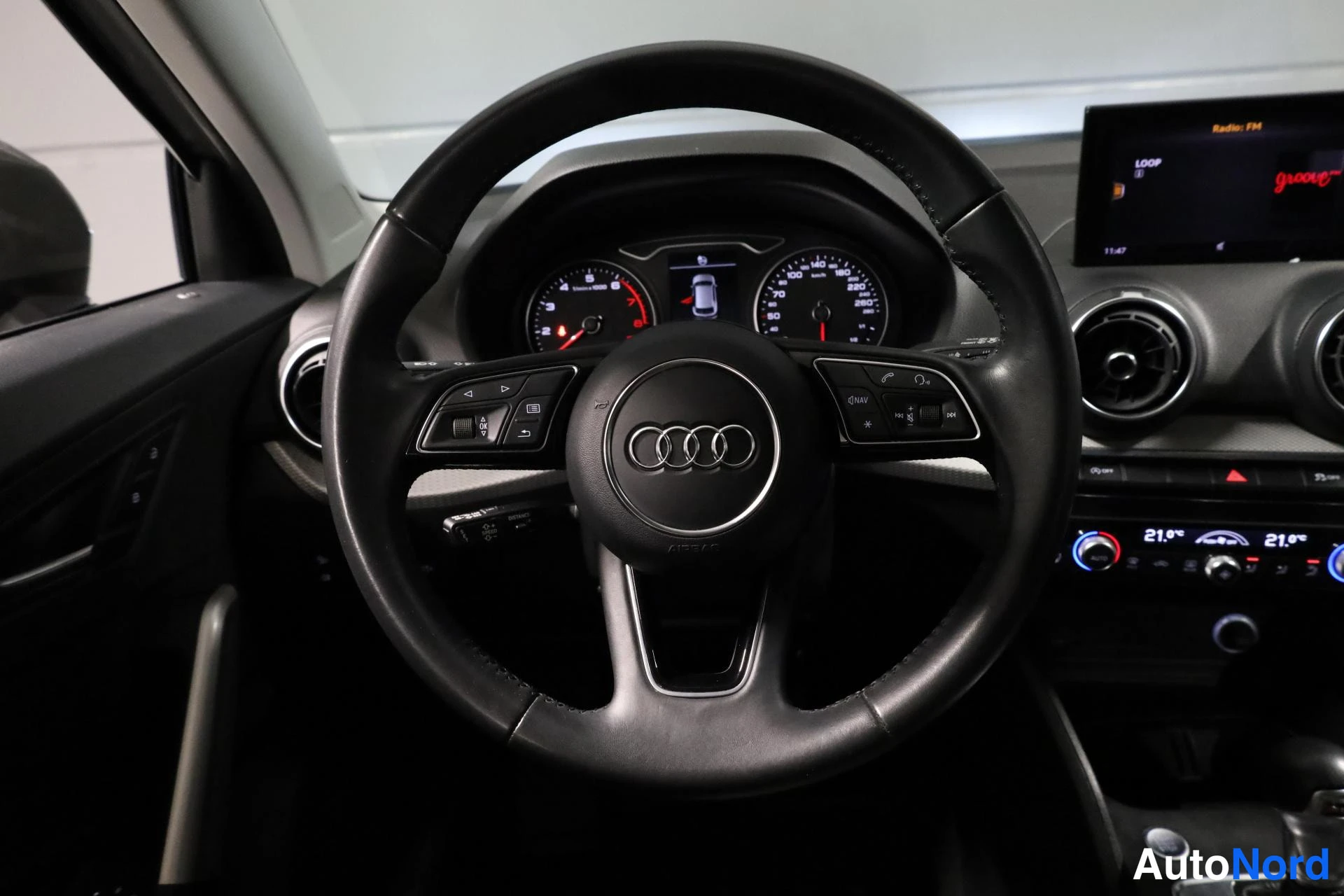 Harmaa Audi Q2 2019, ohjaamo, kuva 12