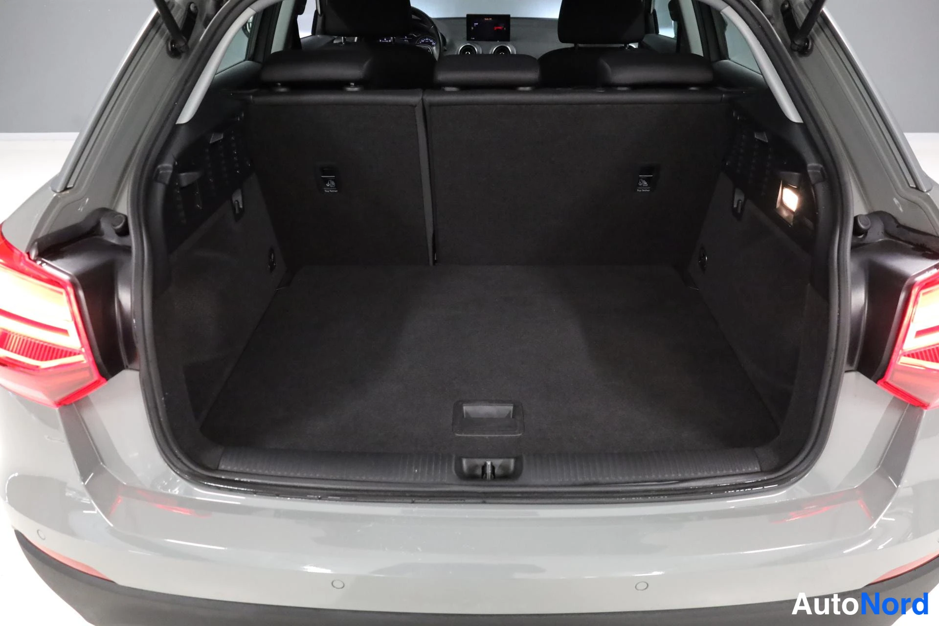 Harmaa Audi Q2 2019, tavaratila, kuva 16