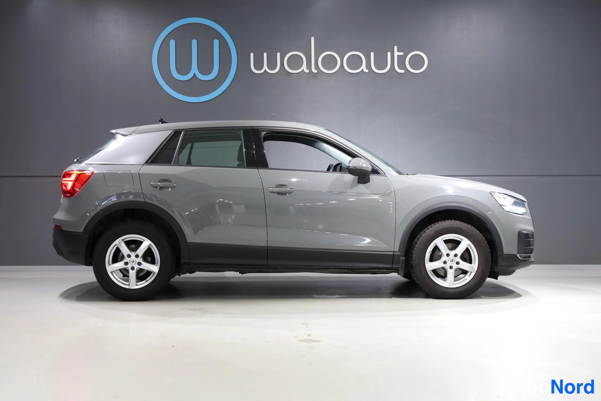 Harmaa Audi Q2 2019, etuviisto, keula oikealle, kuva 3