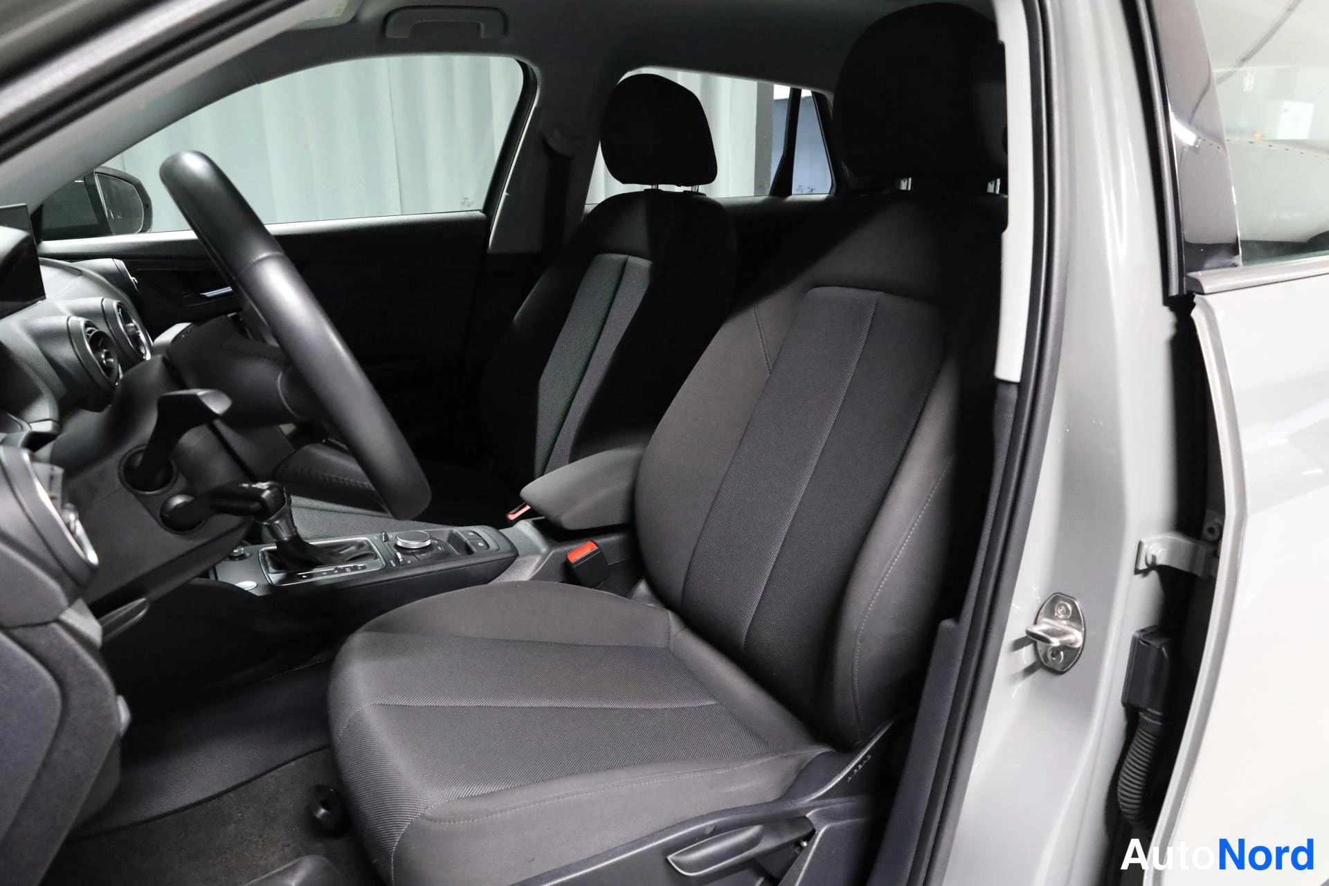 Harmaa Audi Q2 2019, etuistuimet, kuva 13