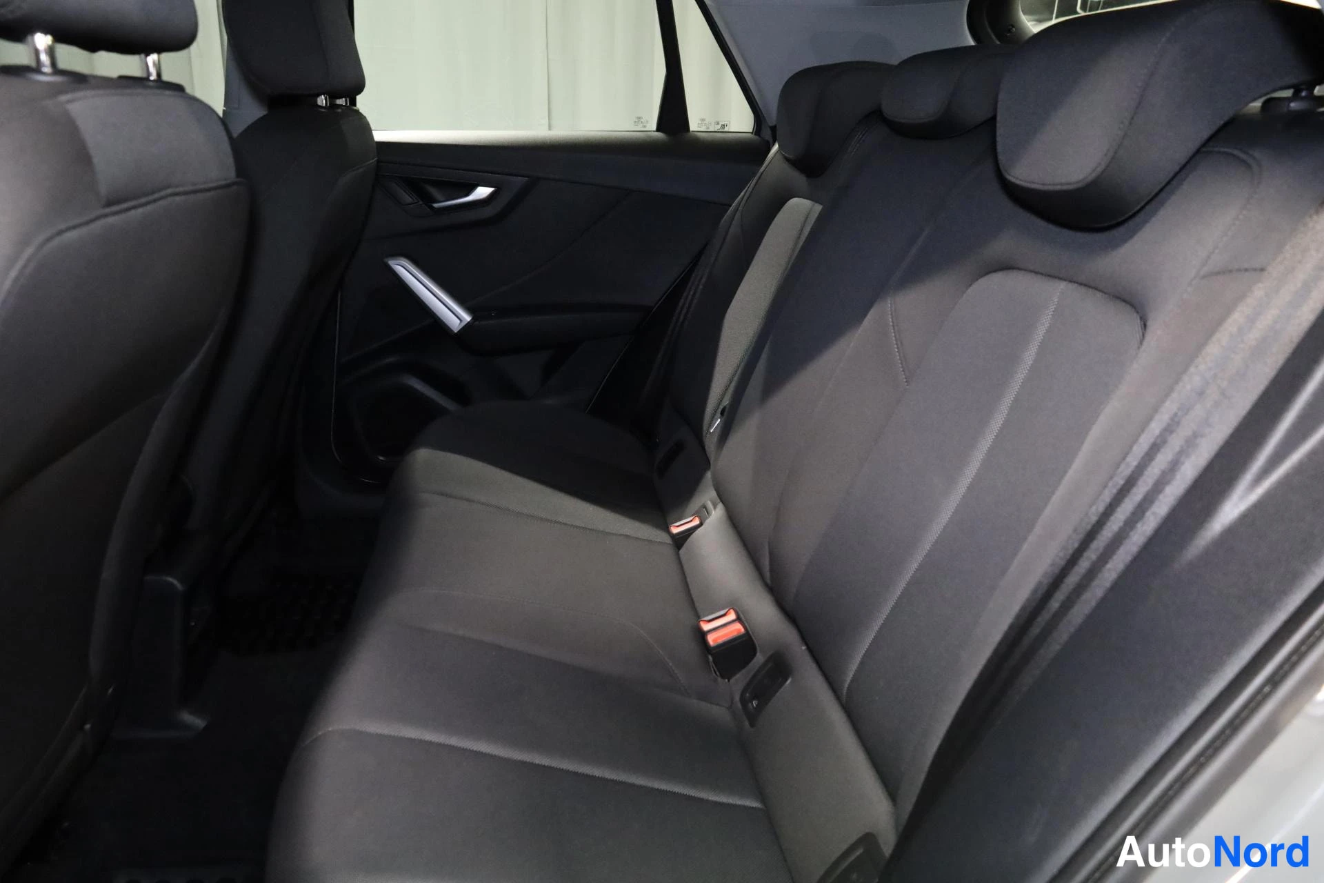 Harmaa Audi Q2 2019, takaistuimet, kuva 15