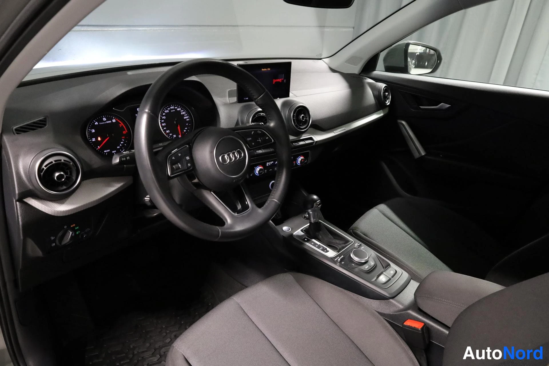 Harmaa Audi Q2 2019, ohjaamo, kuva 9