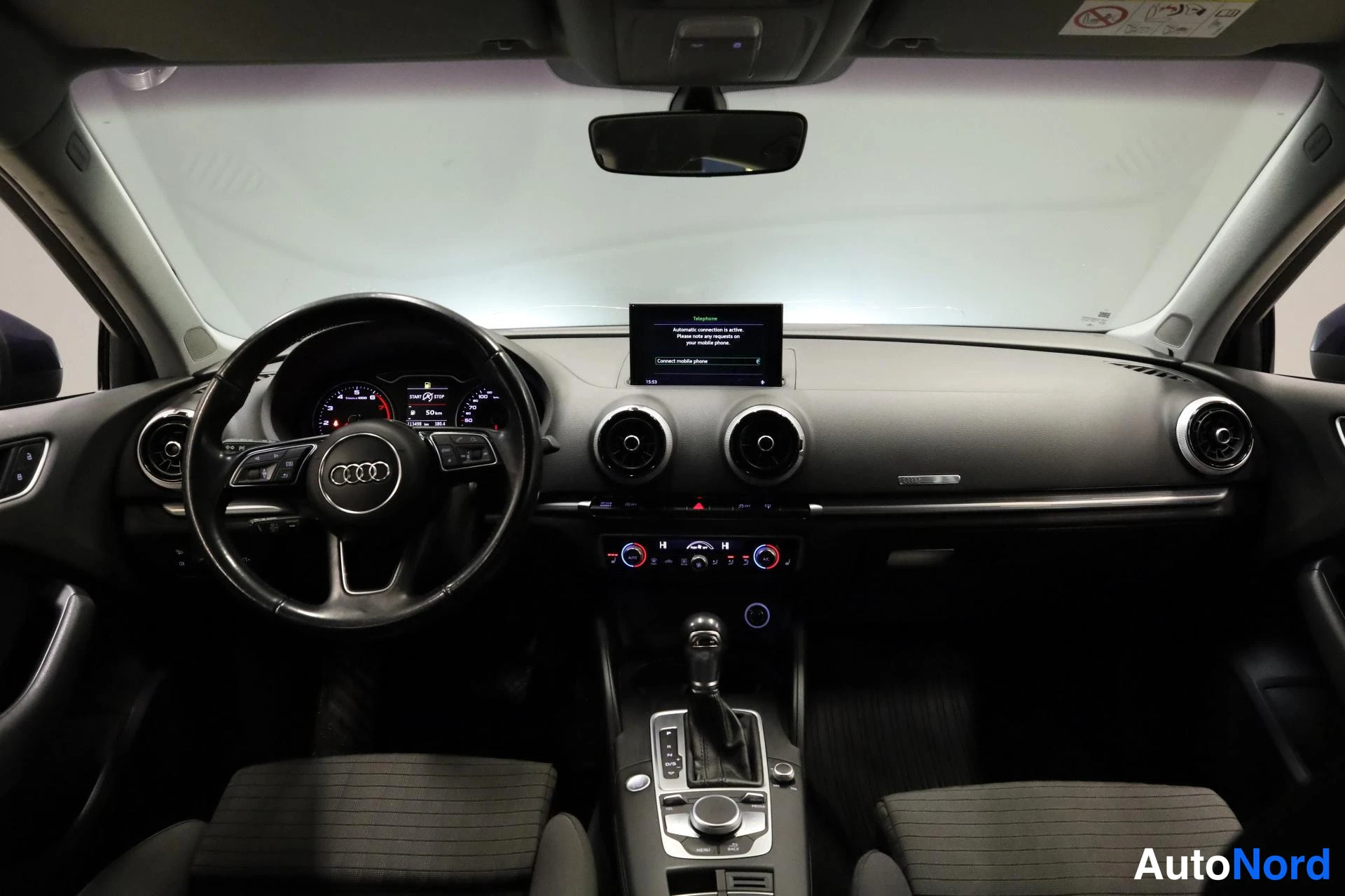 Sininen Audi A3 2017, ohjaamo, kuva 10