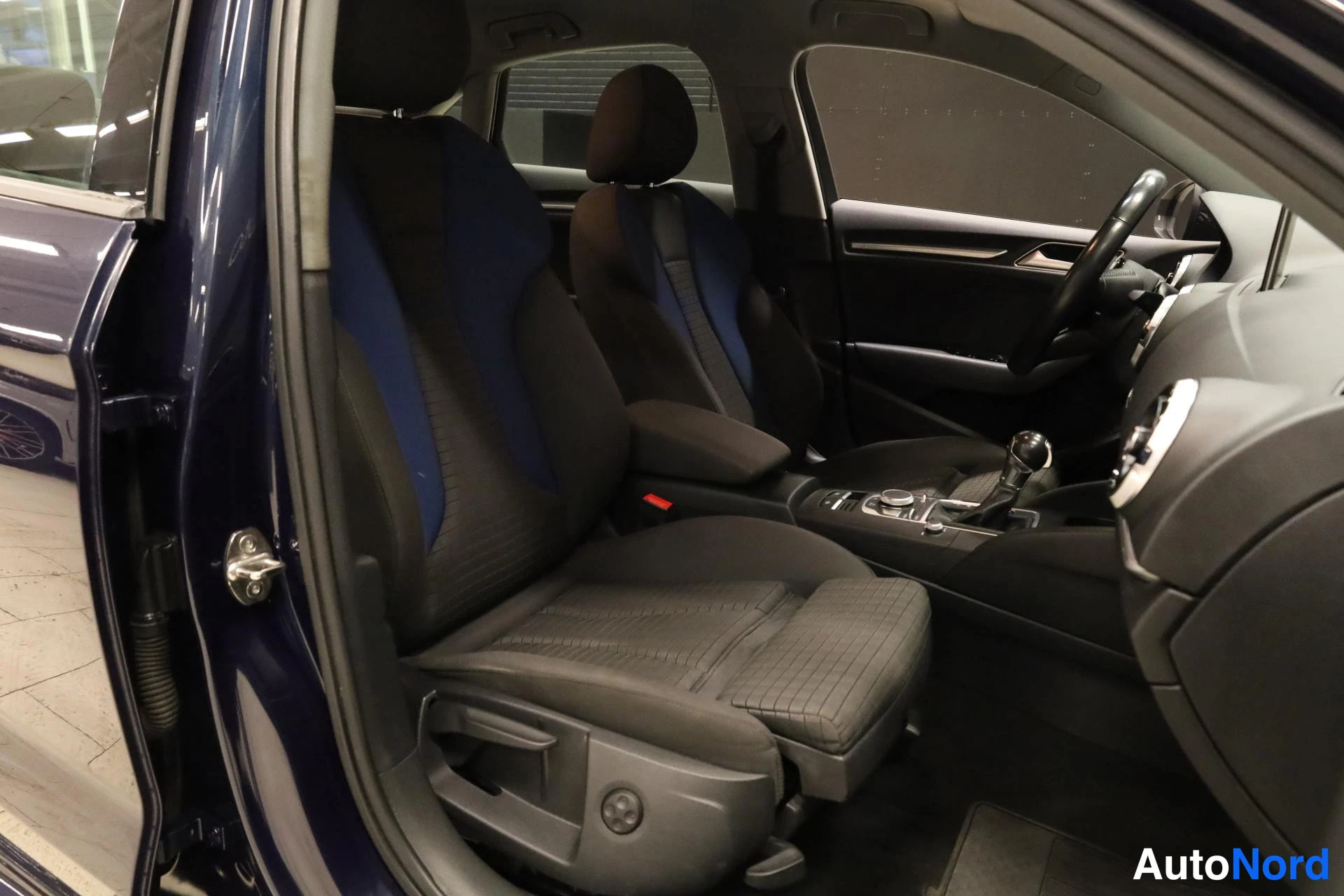 Sininen Audi A3 2017, etuistuimet, kuva 13