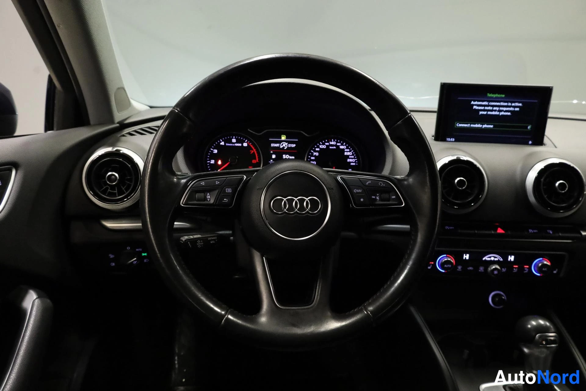 Sininen Audi A3 2017, ohjaamo, kuva 11