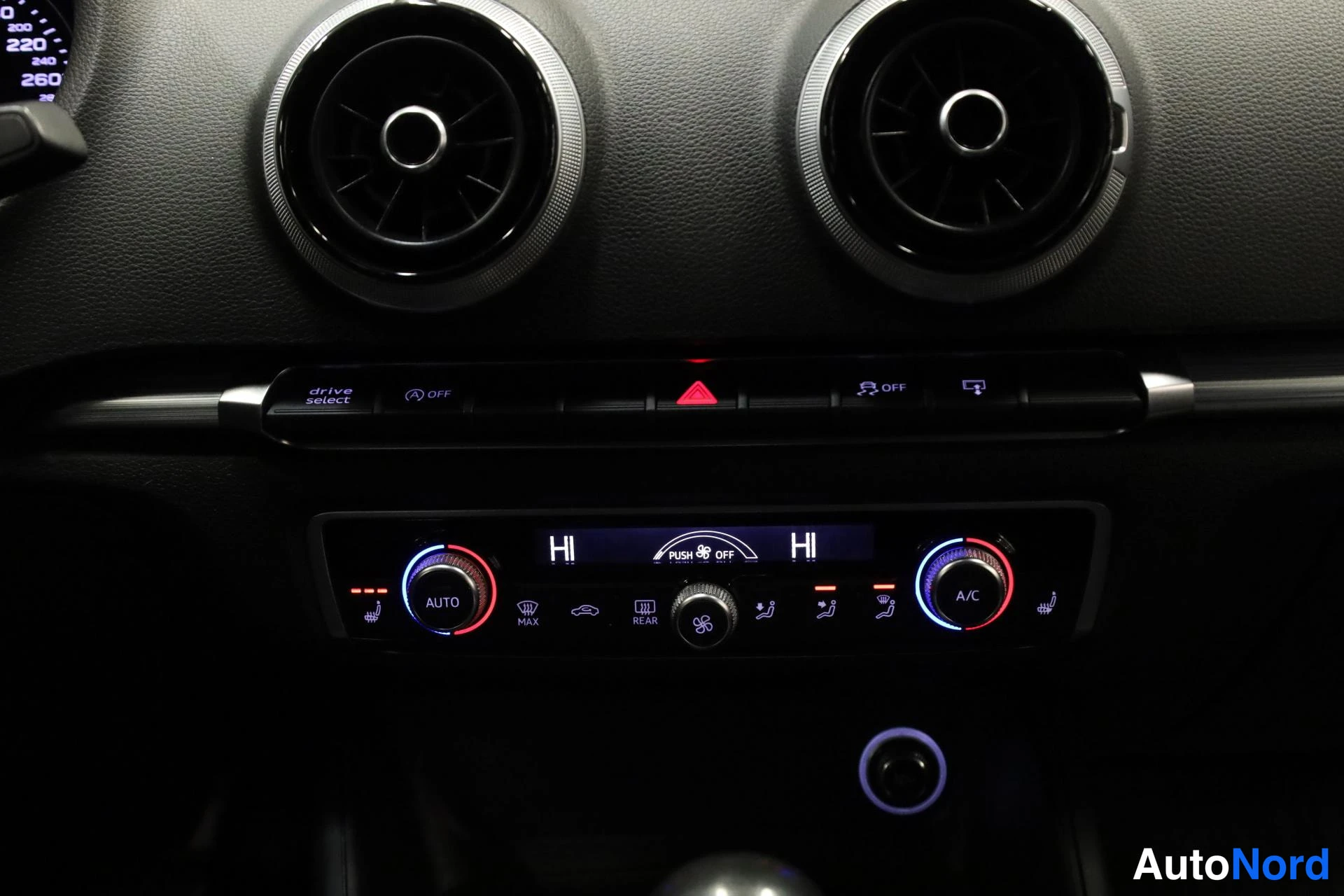 Sininen Audi A3 2017, yksityiskohta, kuva 18
