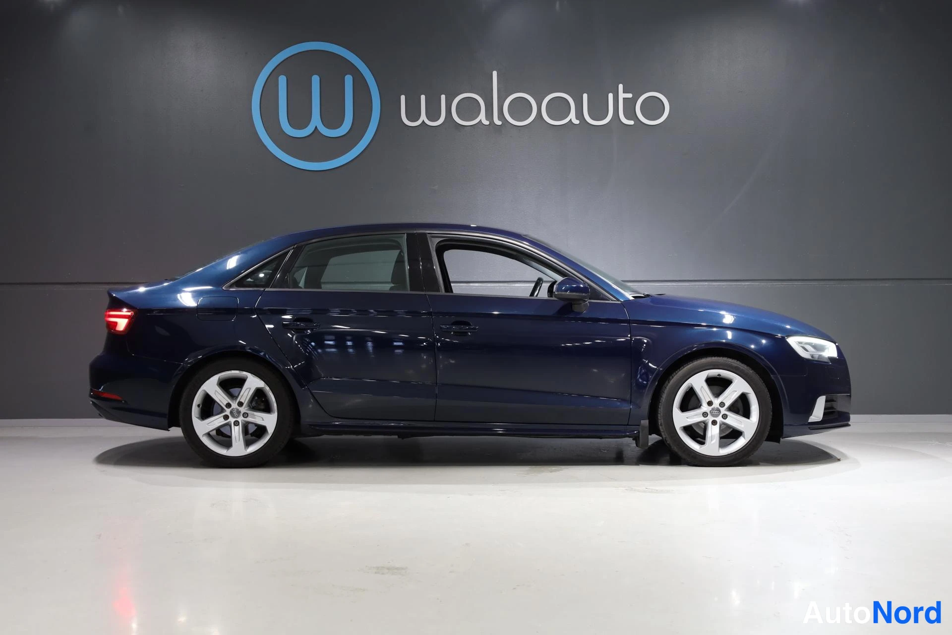 Sininen Audi A3 2017, sivulta, kuva 5