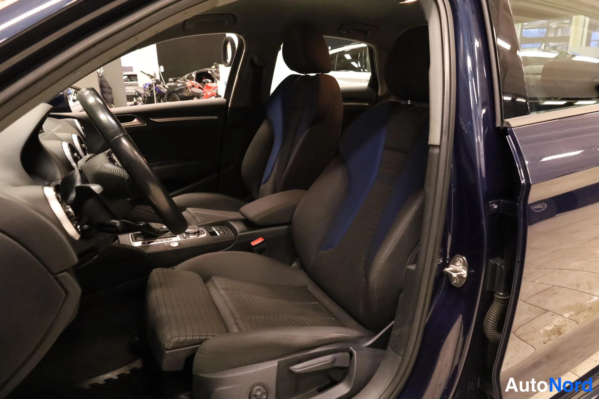 Sininen Audi A3 2017, etuistuimet, kuva 12