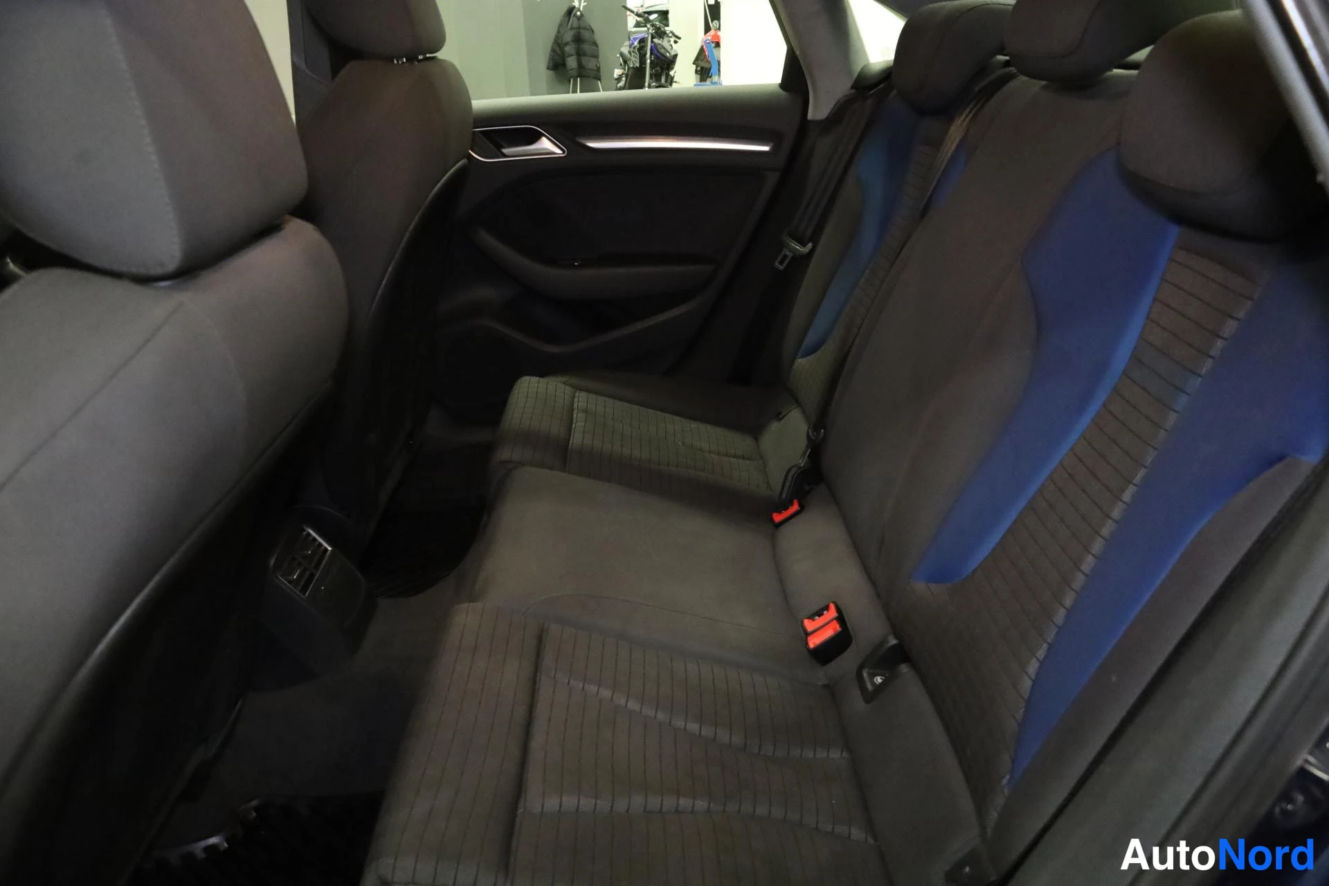 Sininen Audi A3 2017, takaistuimet, kuva 14