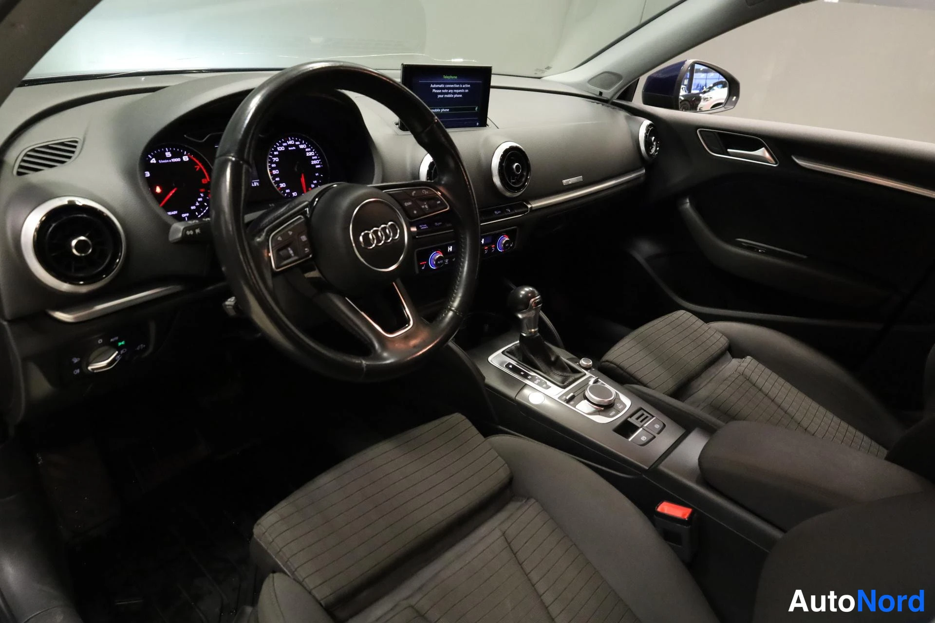 Sininen Audi A3 2017, ohjaamo, kuva 9