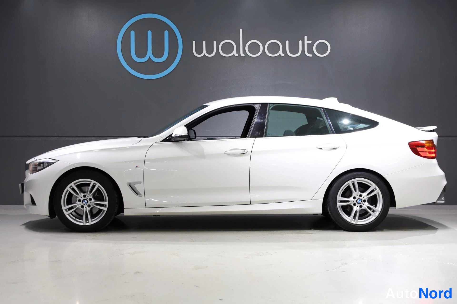 Valkoinen BMW 328i xDrive 2016, sivulta, kuva 5