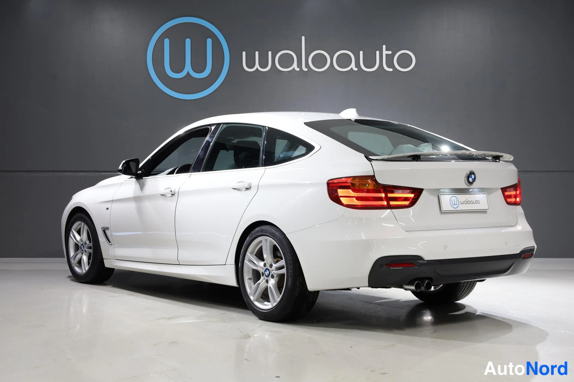 Valkoinen BMW 328i xDrive 2016, takaviisto, kuva 6