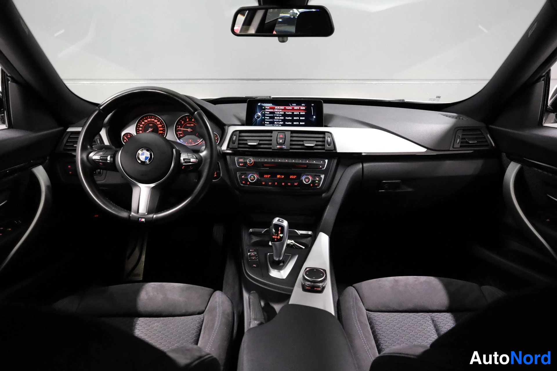 Valkoinen BMW 328i xDrive 2016, ohjaamo, kuva 10