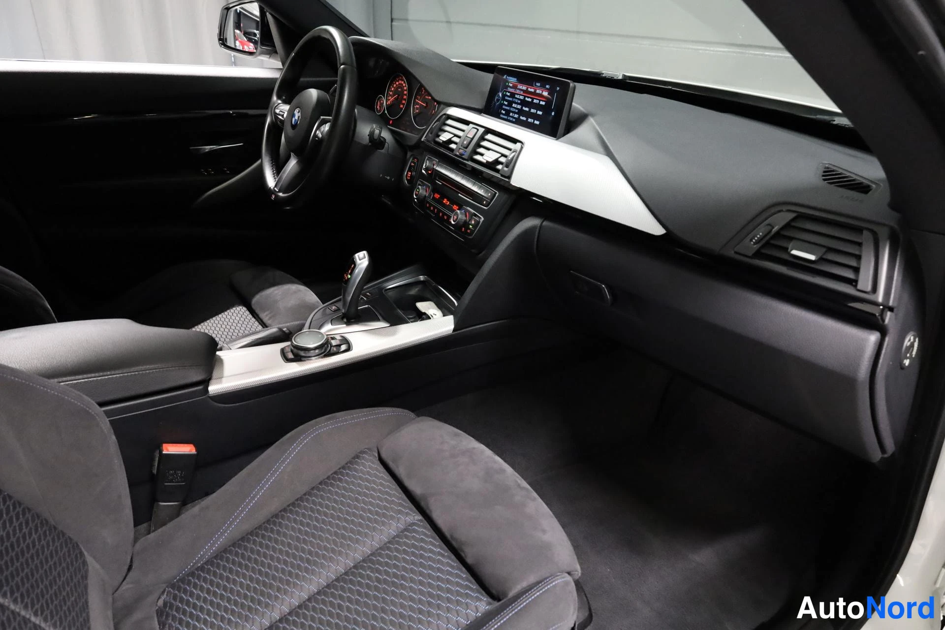 Valkoinen BMW 328i xDrive 2016, ohjaamo, kuva 11