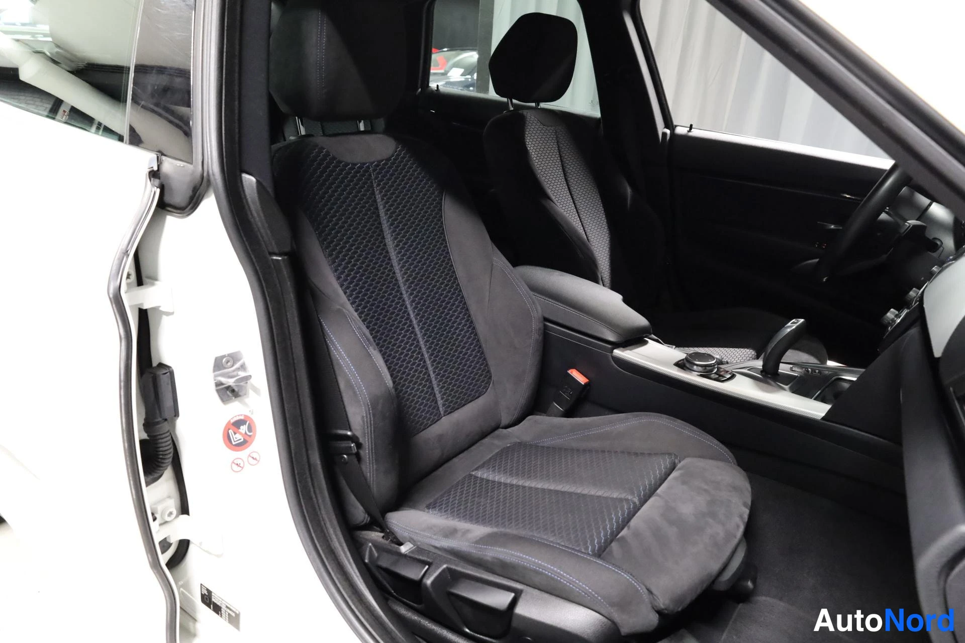 Valkoinen BMW 328i xDrive 2016, etuistuimet, kuva 17