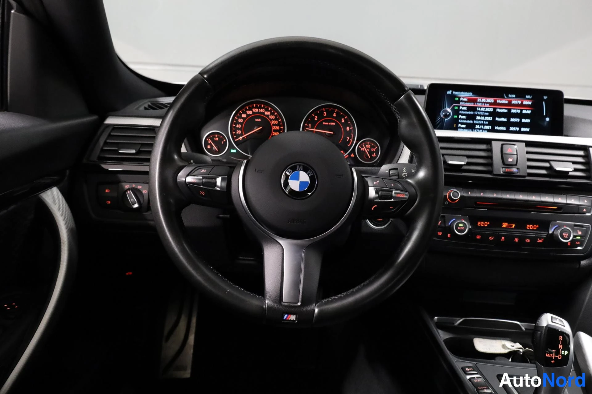 Valkoinen BMW 328i xDrive 2016, ohjaamo, kuva 12