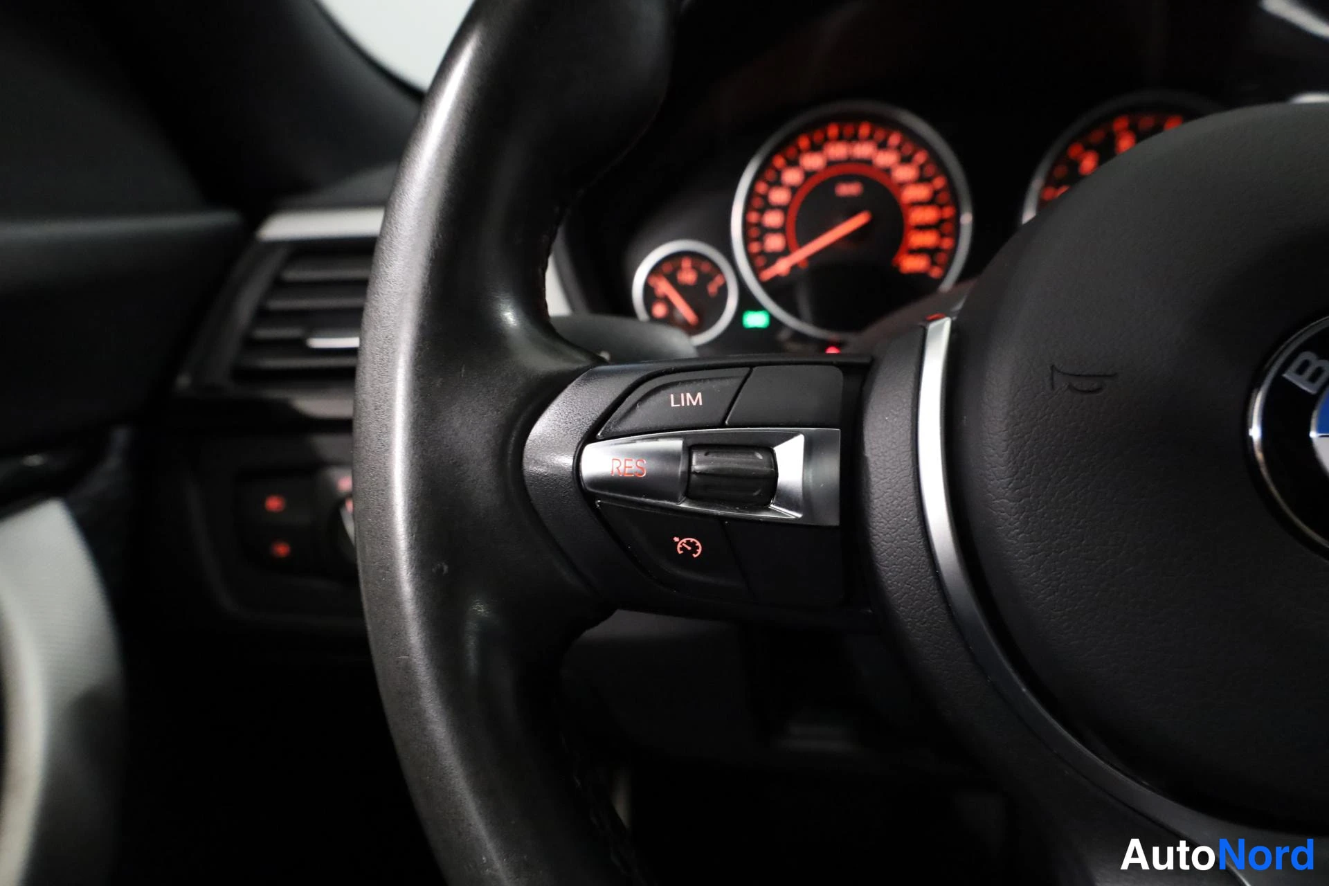 Valkoinen BMW 328i xDrive 2016, yksityiskohta, kuva 19