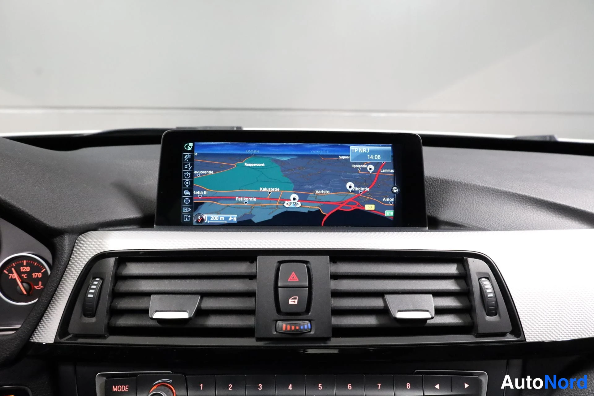 Valkoinen BMW 328i xDrive 2016, yksityiskohta, kuva 23