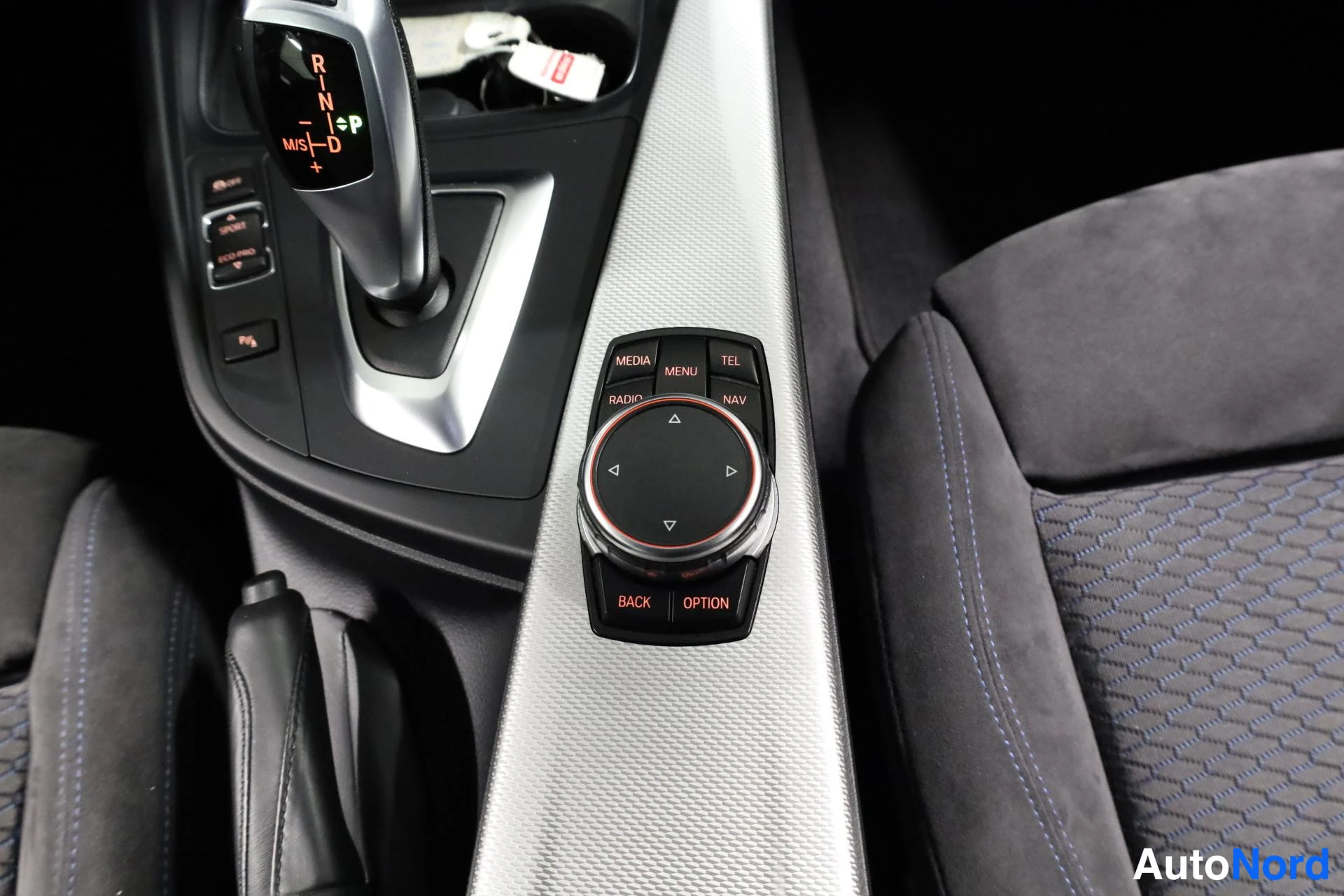 Valkoinen BMW 328i xDrive 2016, ohjaamo, kuva 14