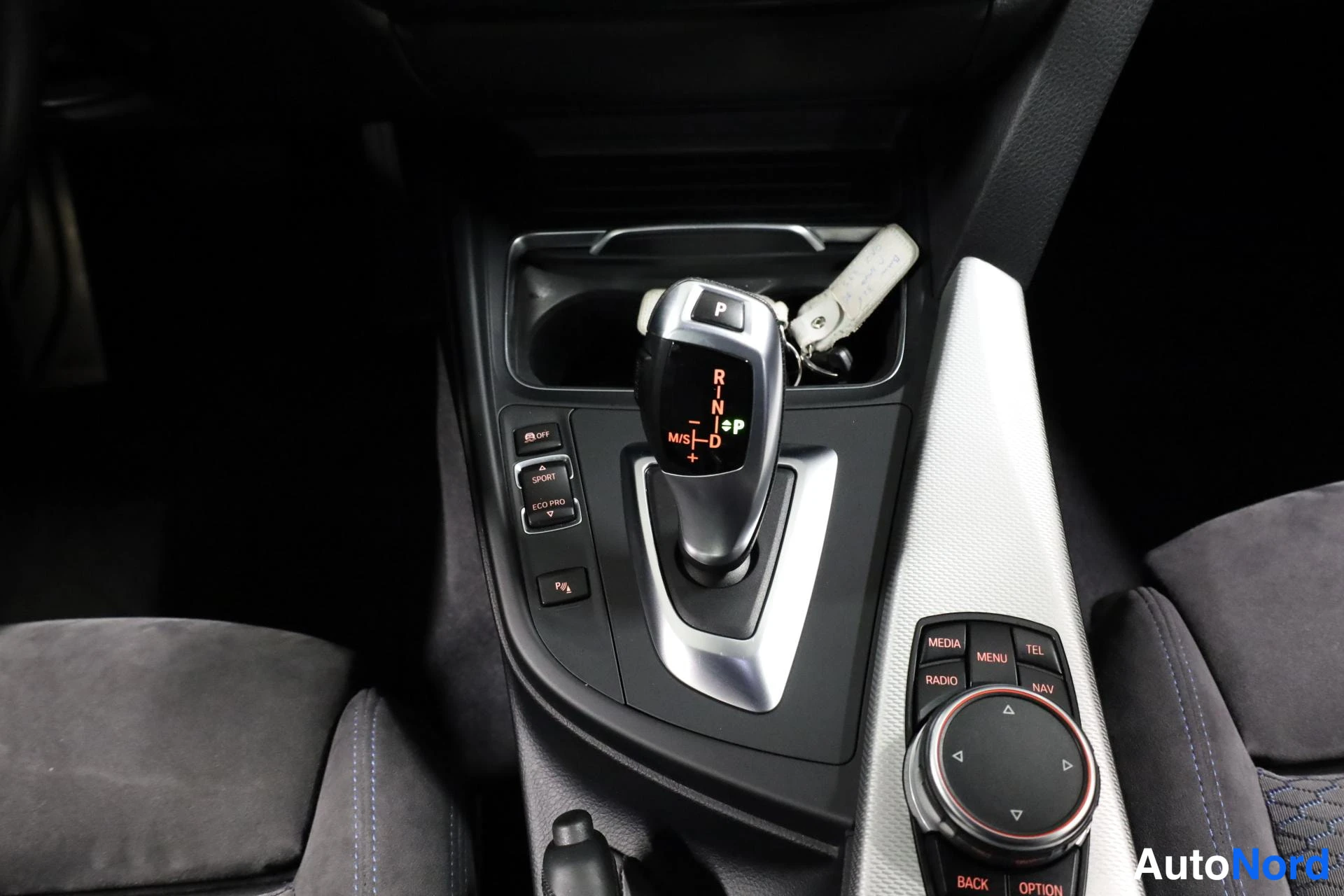 Valkoinen BMW 328i xDrive 2016, ohjaamo, kuva 15