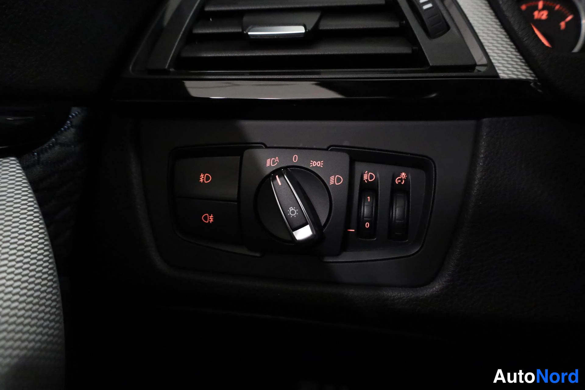 Valkoinen BMW 328i xDrive 2016, yksityiskohta, kuva 25