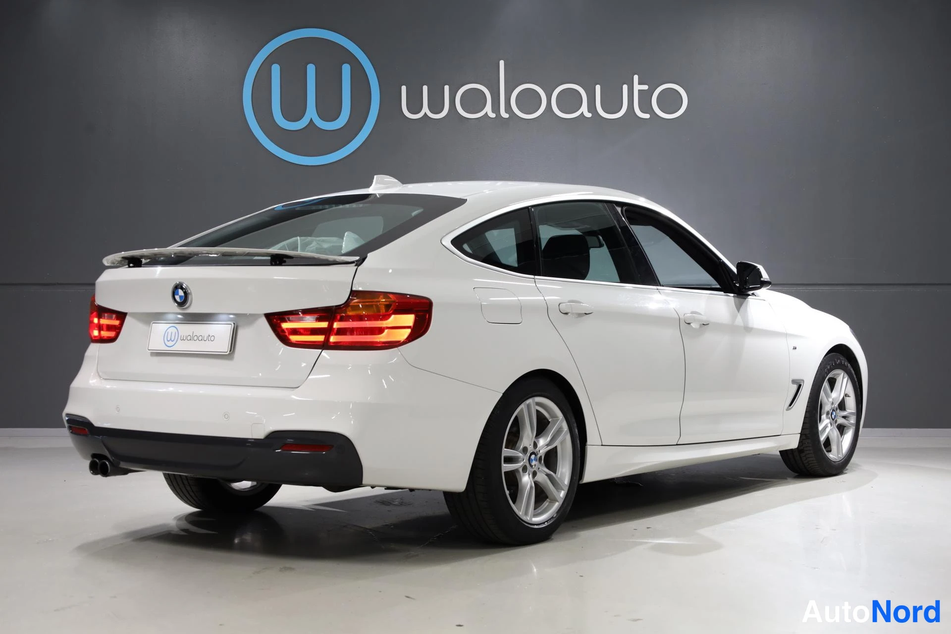 Valkoinen BMW 328i xDrive 2016, takaviisto, kuva 7