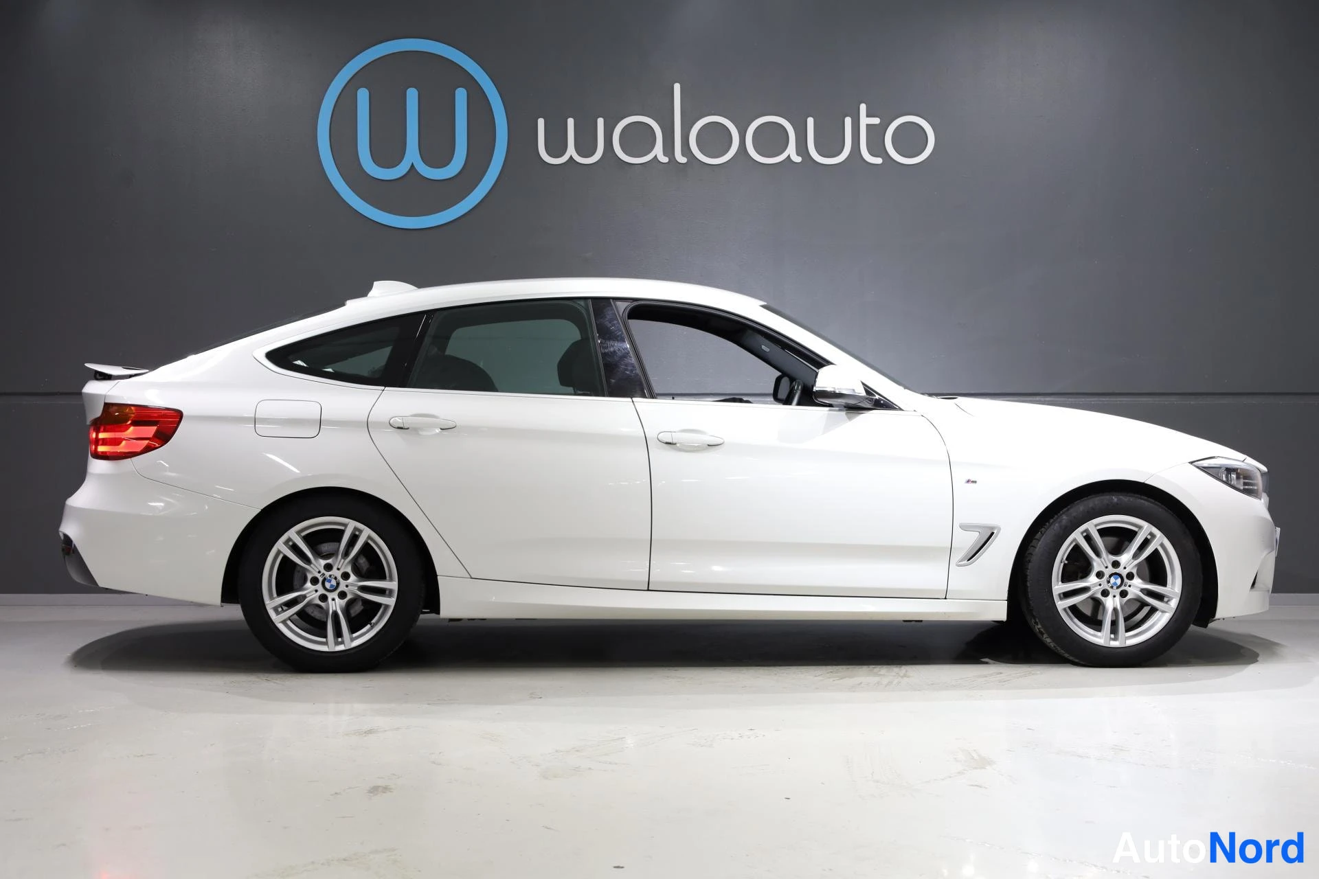 Valkoinen BMW 328i xDrive 2016, etuviisto, keula oikealle, kuva 2