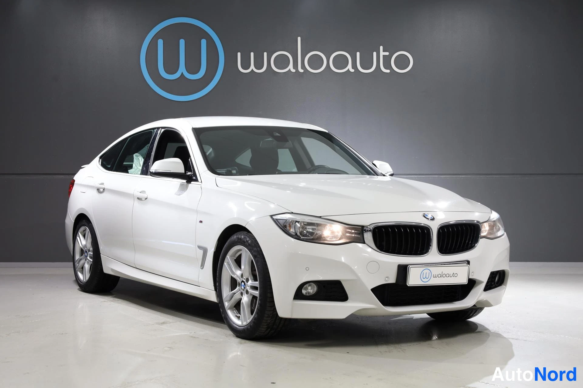 Valkoinen BMW 328i xDrive 2016, etuviisto, keula oikealle, kuva 3