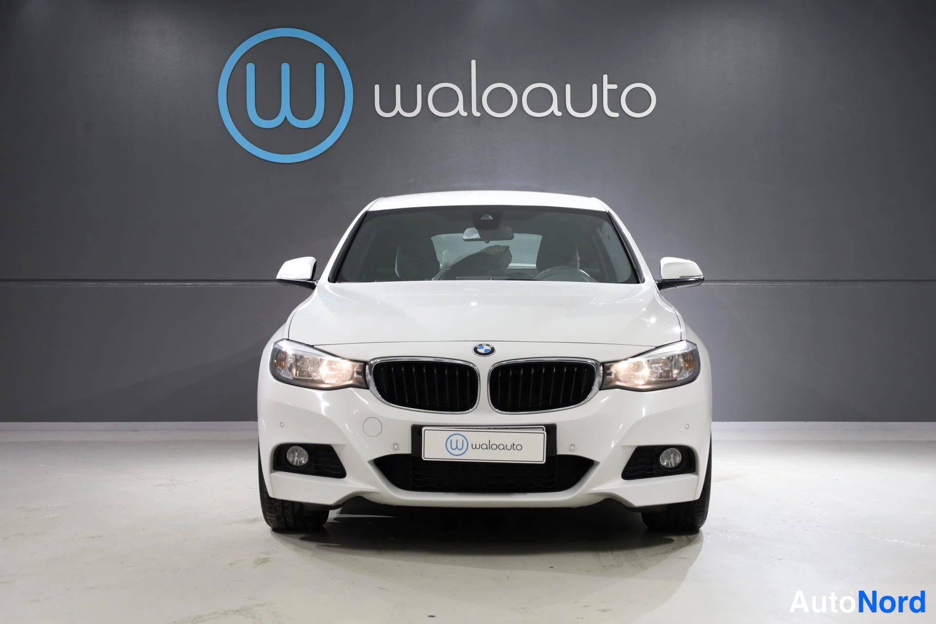 Valkoinen BMW 328i xDrive 2016, edestä, kuva 4