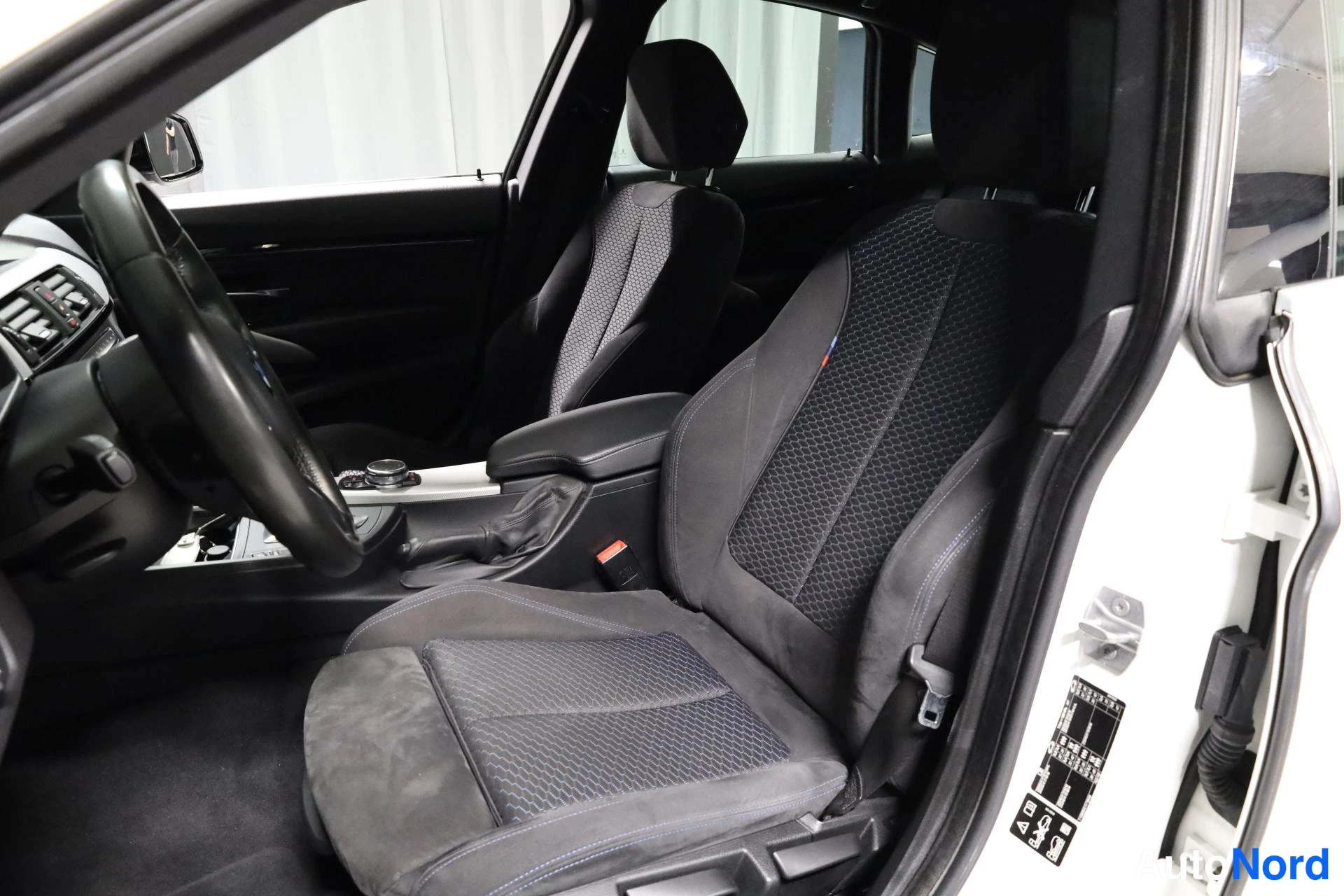 Valkoinen BMW 328i xDrive 2016, etuistuimet, kuva 16