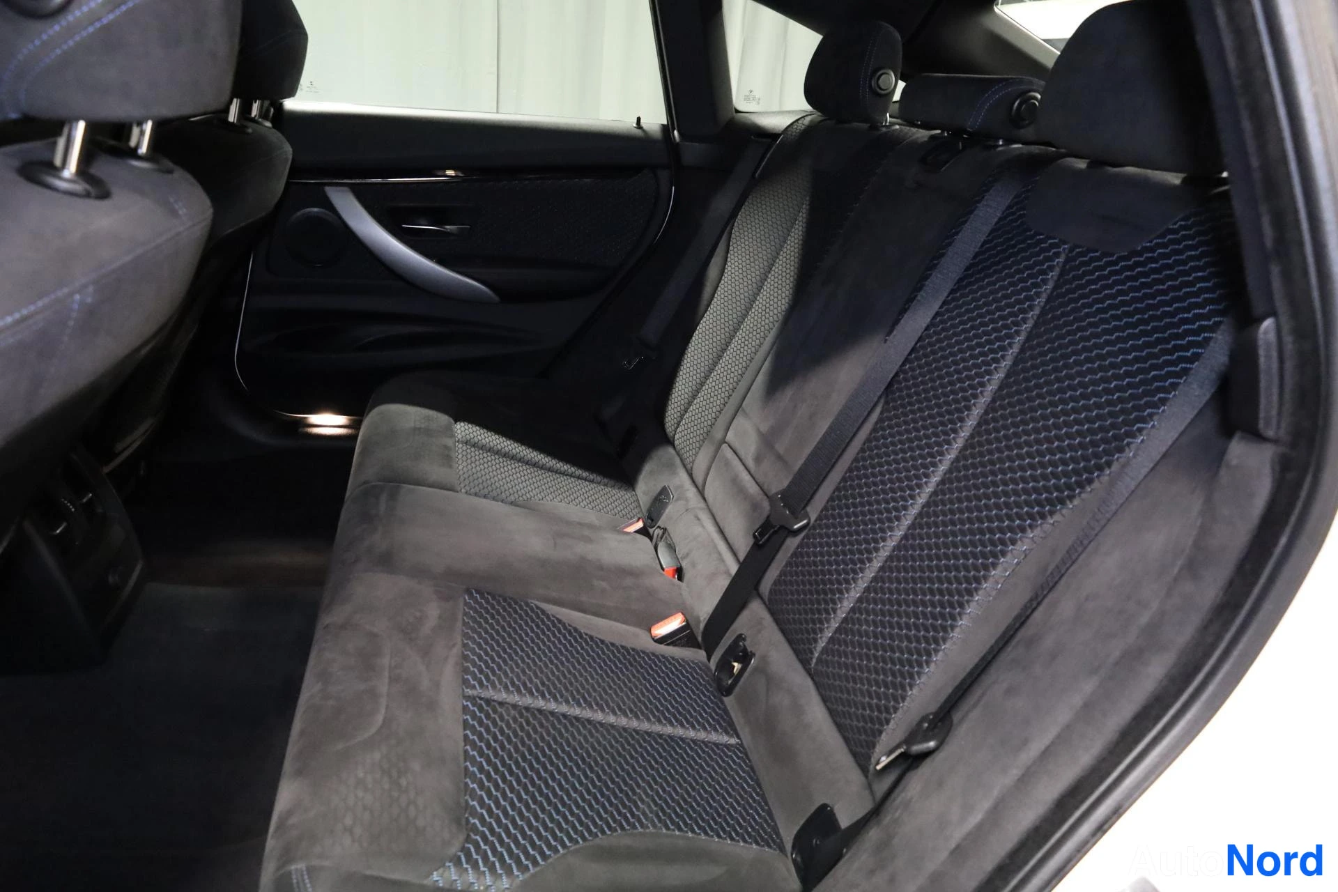 Valkoinen BMW 328i xDrive 2016, takaistuimet, kuva 18