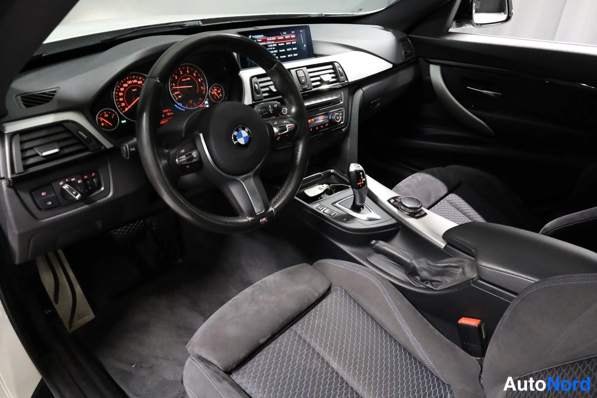 Valkoinen BMW 328i xDrive 2016, ohjaamo, kuva 9